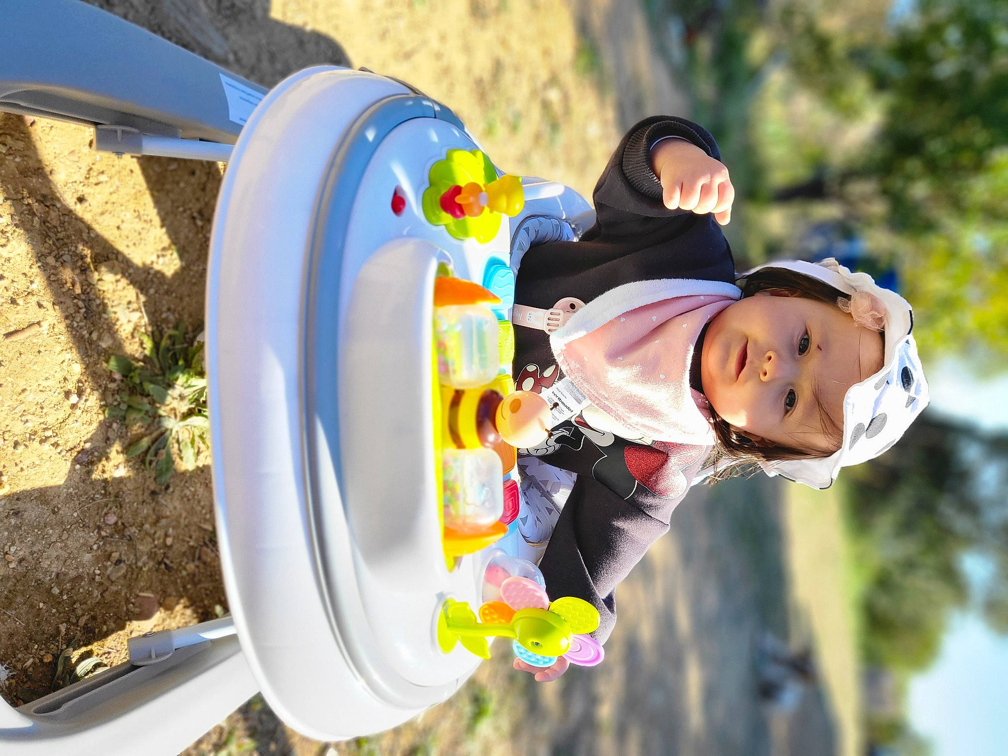 Lucia a rejoint le concours — aidez-le/la à gagner de superbes lots ! automotive_tire, automotive_wheel_system, baby, child, city, fun, grass, happy, hat, headwear, landscape, leaf, leisure, outdoor_play_equipment, people_in_nature, person, plant, play, recreation, soil