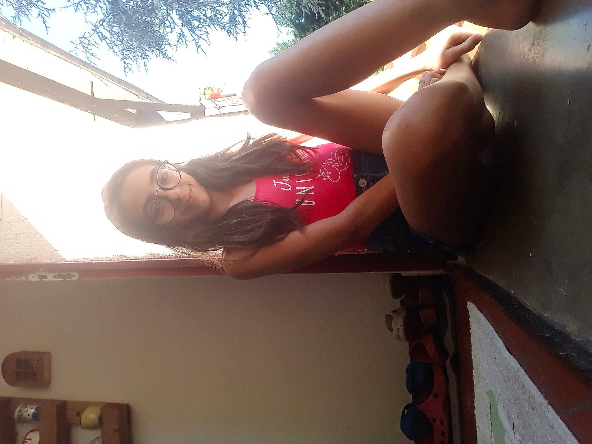 Lara participe au concours pour gagner de l'argent avec cette photo : arm, joy, leg, person, selfie