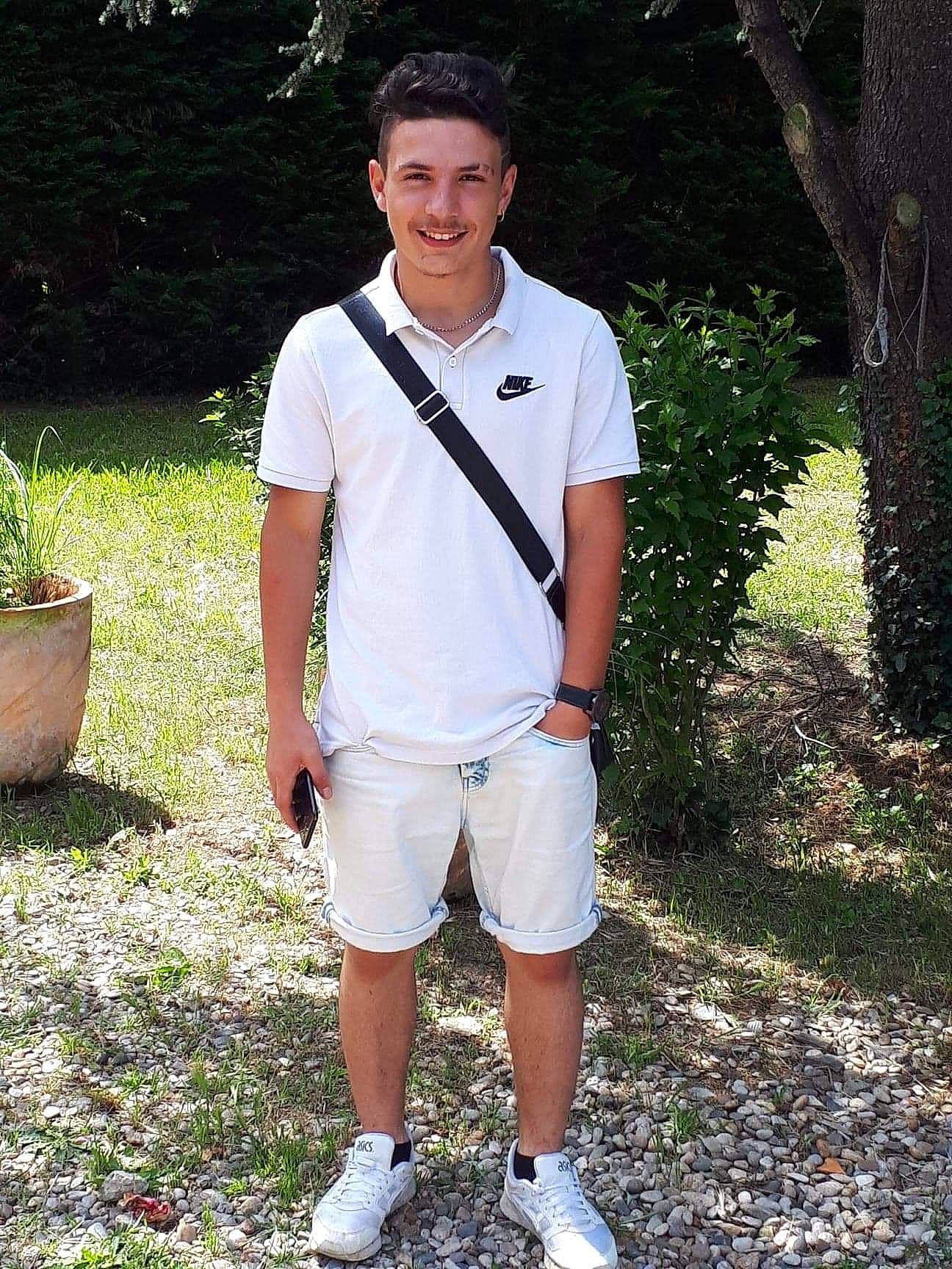 Lara a rejoint le concours — aidez-le/la à gagner de superbes lots ! clothing, footwear, joy, leisure, person, photography, polo_shirt, shirt, shoe, shorts, sleeve, sportswear, style, t_shirt, uniform, white