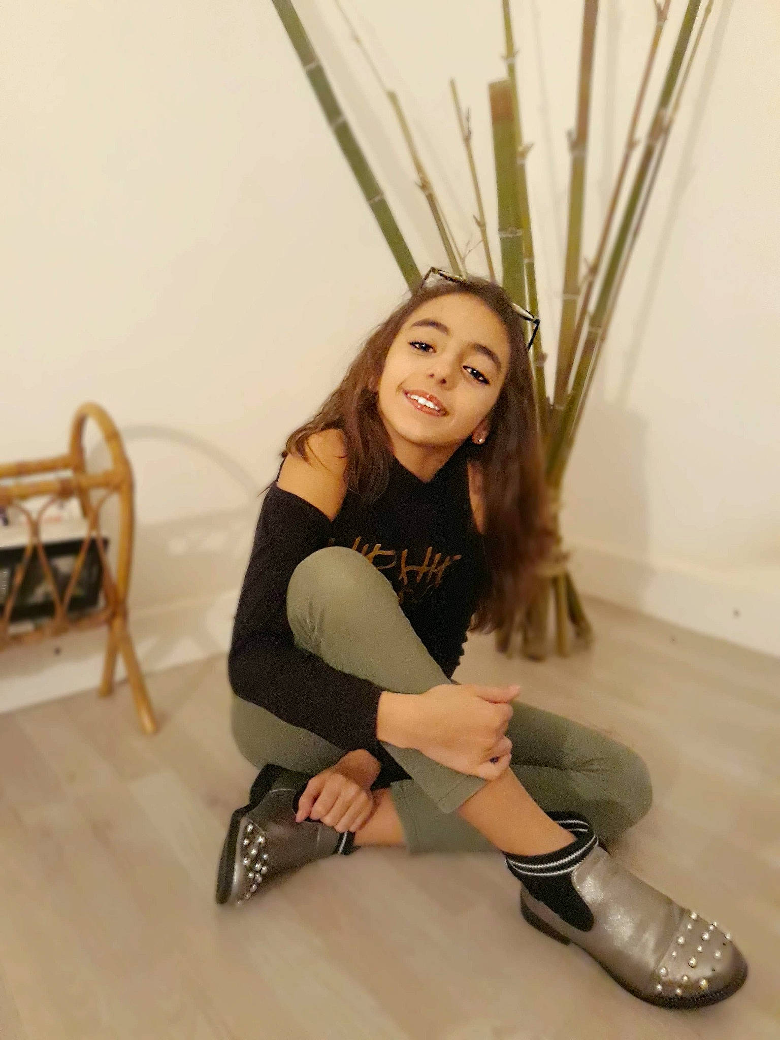 Gouveia Lara participe au concours pour gagner de l'argent avec cette photo : footwear, human_leg, joy, knee, leg, long_hair, model, person, photo_shoot, photography, sandal, shoe, sitting, thigh