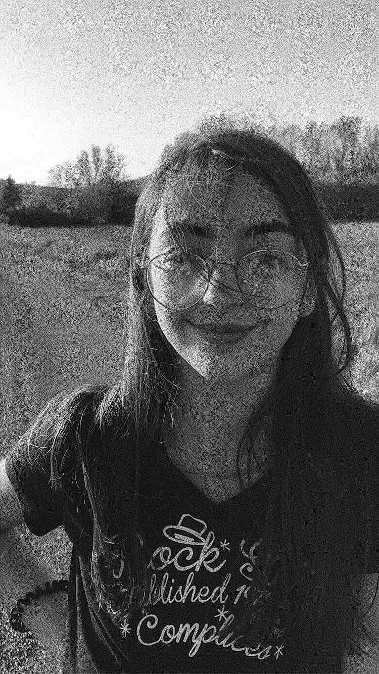 Gouveia Lara a rejoint le concours — aidez-le/la à gagner de superbes lots ! black, black_and_white, eye, eyewear, face, glasses, grass, hair, hairstyle, head, joy, lip, monochrome, monochrome_photography, mouth, person, photograph, photography, portrait, smile
