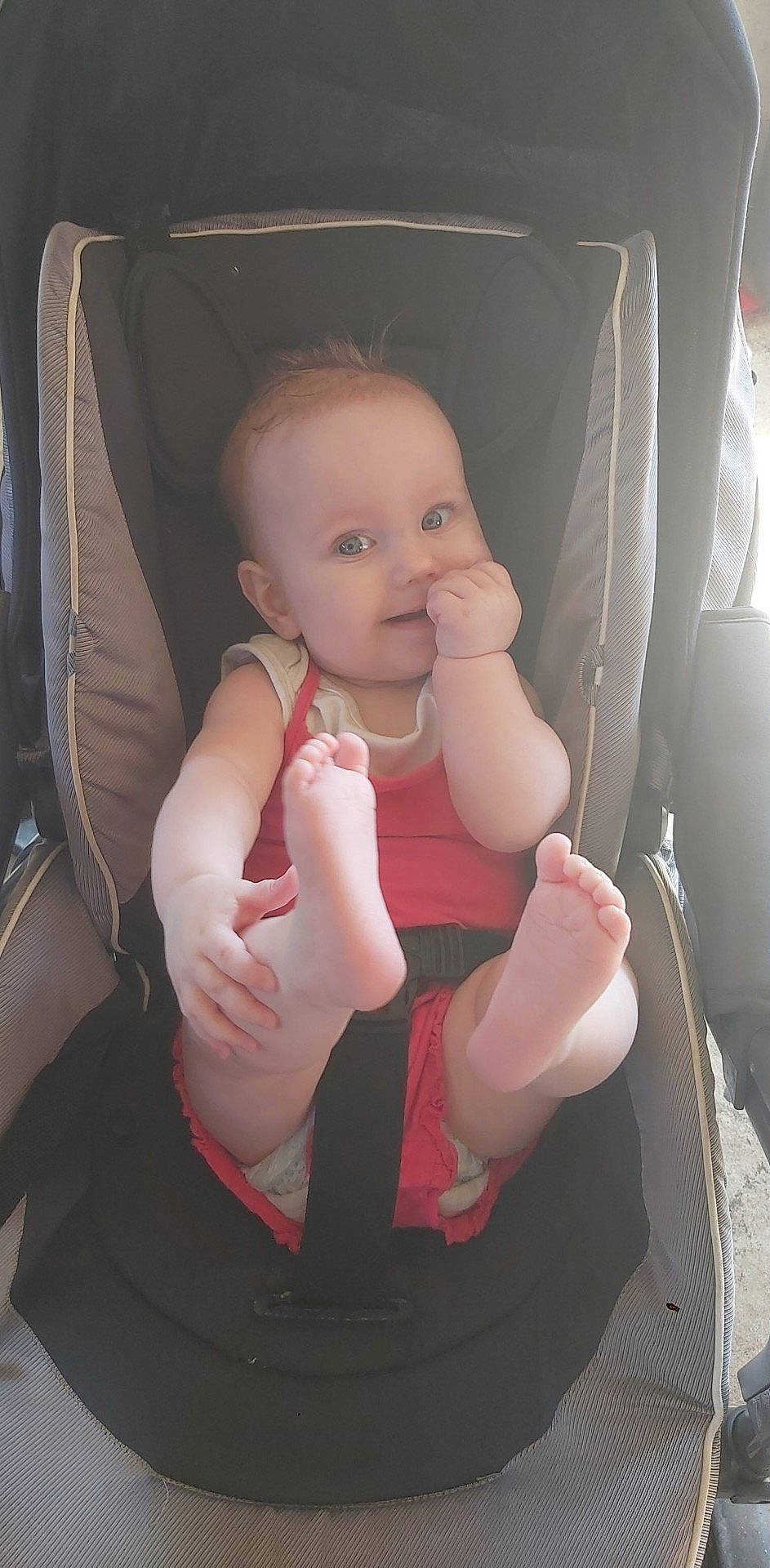Vanina participe au concours pour gagner de l'argent avec cette photo : auto_part, baby, baby_carriage, baby_toddler_clothing, car_seat, chair, cheek, child, comfort, finger, gesture, lip, nail, person, product, seat_belt, steering_wheel, thigh, thumb, toddler