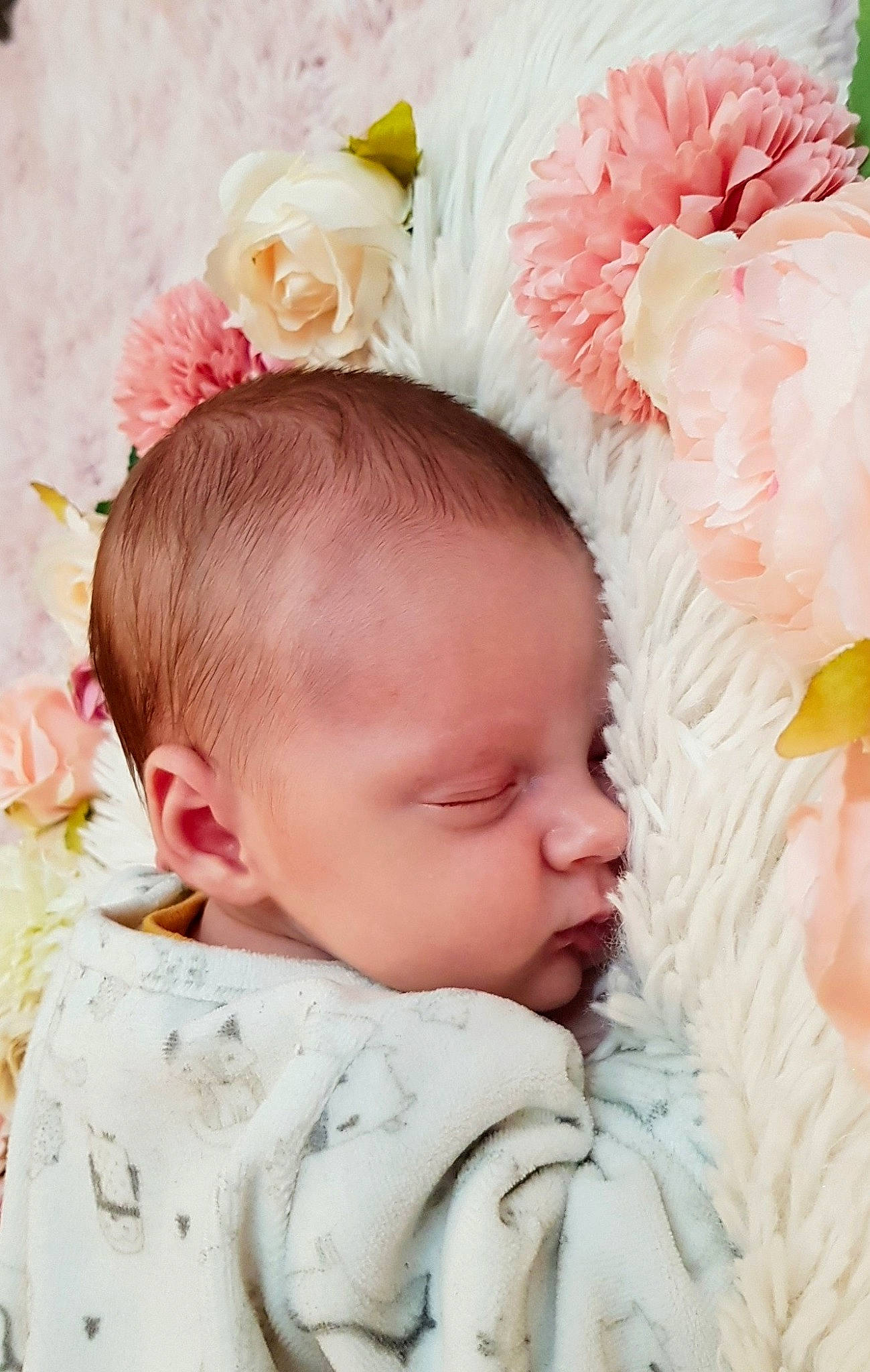 Elyana participe au concours pour gagner de l'argent avec cette photo : baby, baby_toddler_clothing, beauty, cheek, child, close_up, facial_expression, flower, grass, happy, head, headgear, pattern, person, petal, photograph, pink, plant, skin, textile