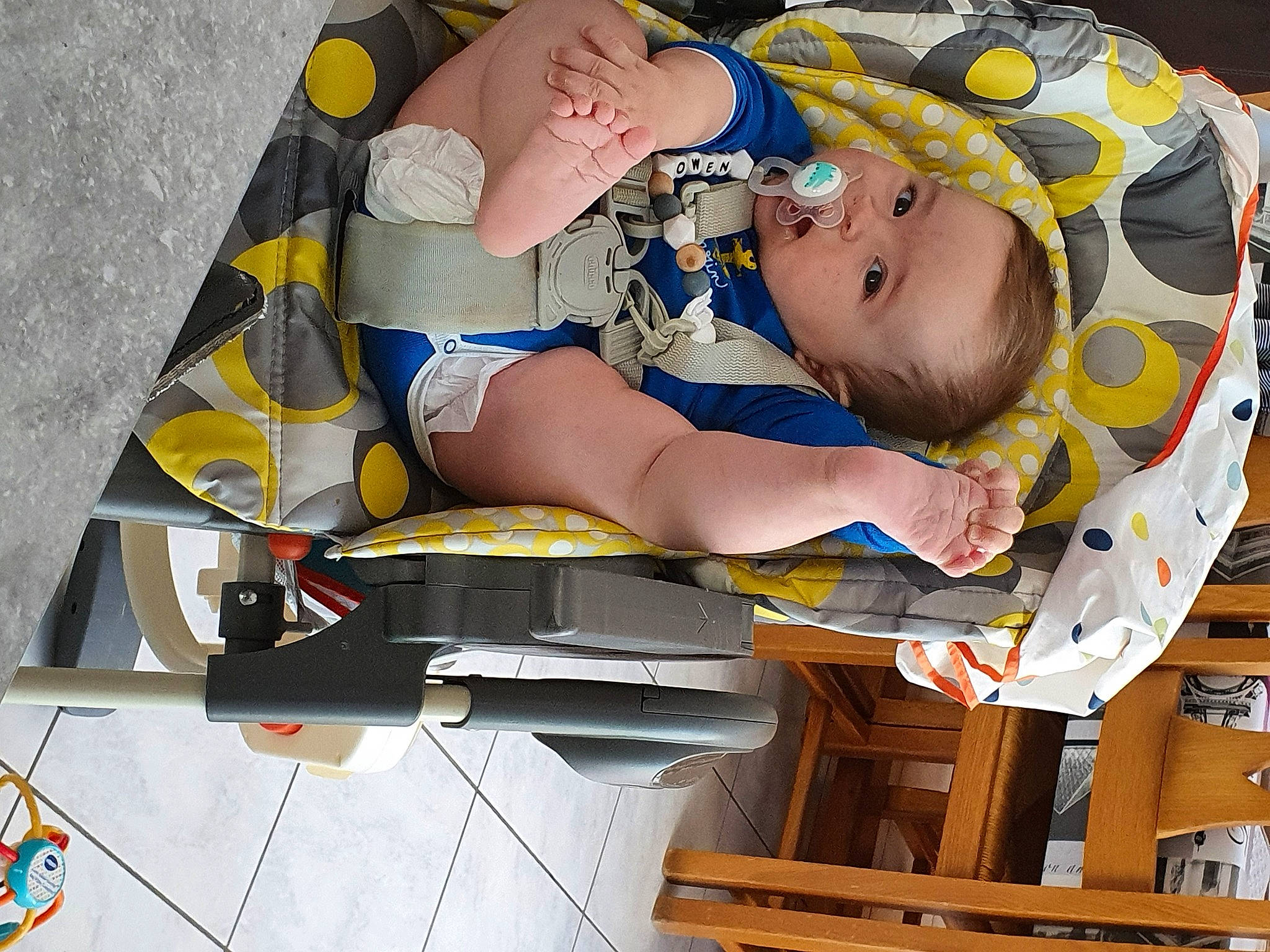 Owen a rejoint le concours — aidez-le/la à gagner de superbes lots ! baby, child, nap, person, sleep, toddler, yellow