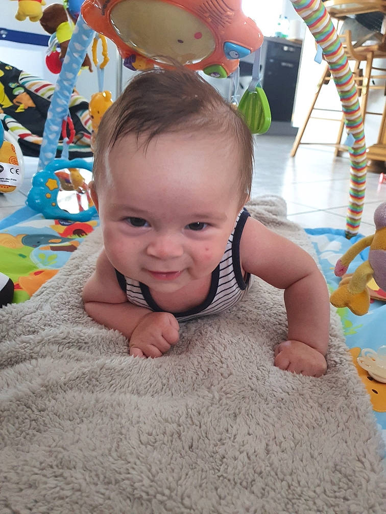 Owen a rejoint le concours — aidez-le/la à gagner de superbes lots ! baby, child, fun, head, leisure, person, play, product, skin, smile, summer, toddler, toy, vacation