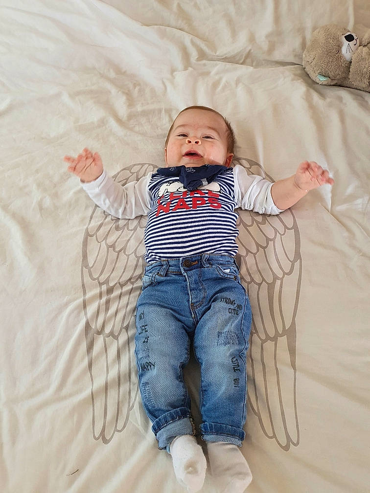 Owen a rejoint le concours — aidez-le/la à gagner de superbes lots ! baby, barefoot, child, denim, fun, jeans, person, play, smile, textile, toddler