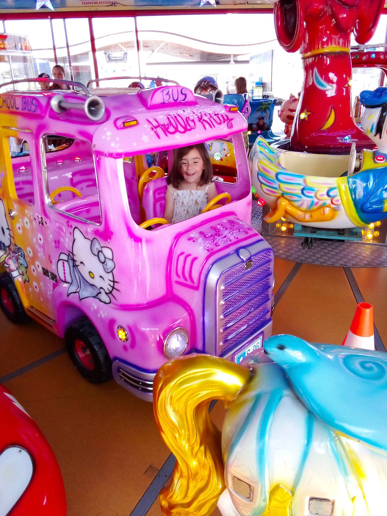 Stella participe au concours pour gagner de l'argent avec cette photo : art, automotive_design, automotive_exterior, automotive_tire, blue, entertainment, event, fun, joy, leisure, magenta, motor_vehicle, person, pink, purple, recreation, riding_toy, snapshot, tire, toy