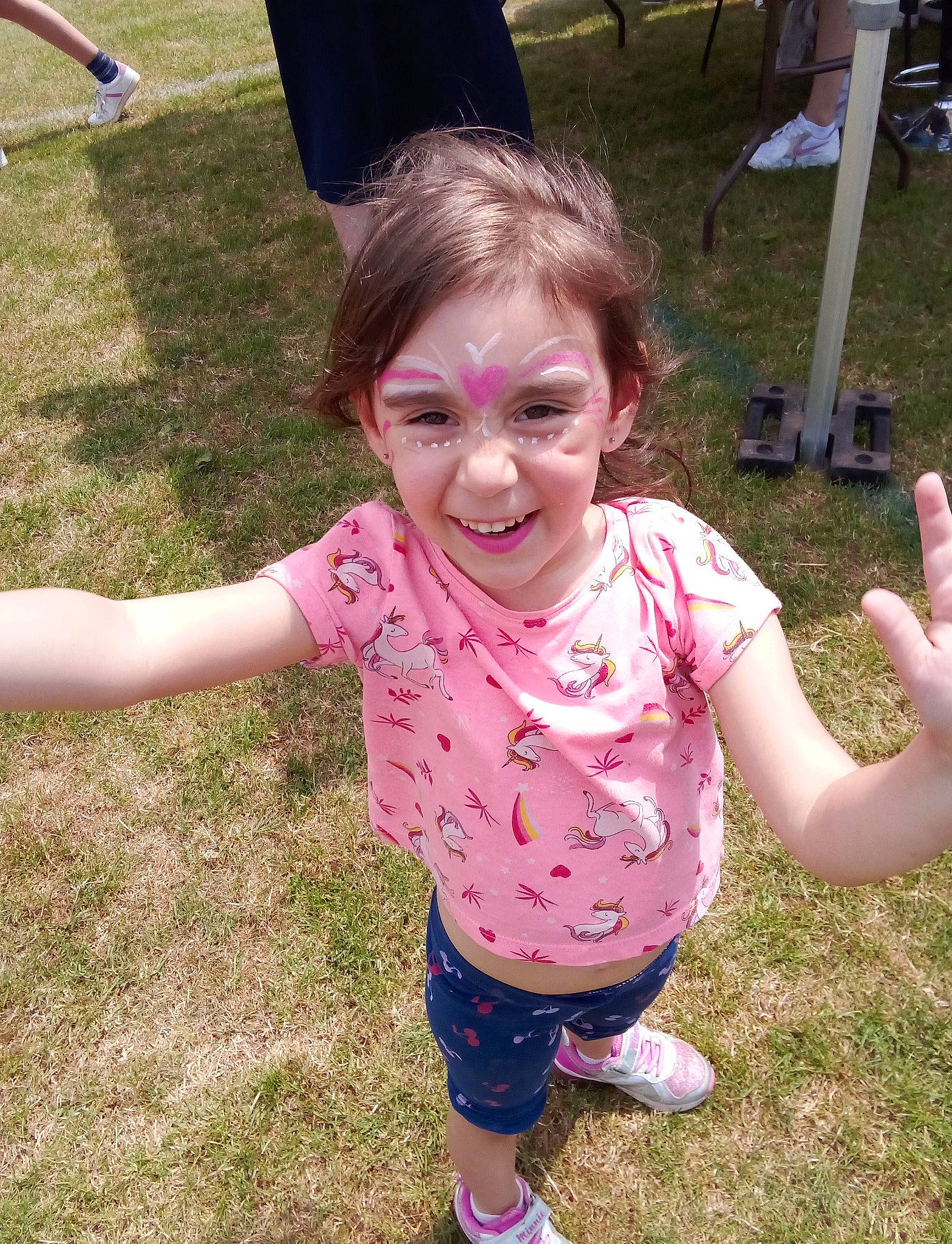 Stella participe au concours pour gagner de l'argent avec cette photo : child, event, eye, face, finger, fun, gesture, grass, hand, happy, joy, lawn, leisure, mouth, people_in_nature, person, pink, recreation, smile, soil