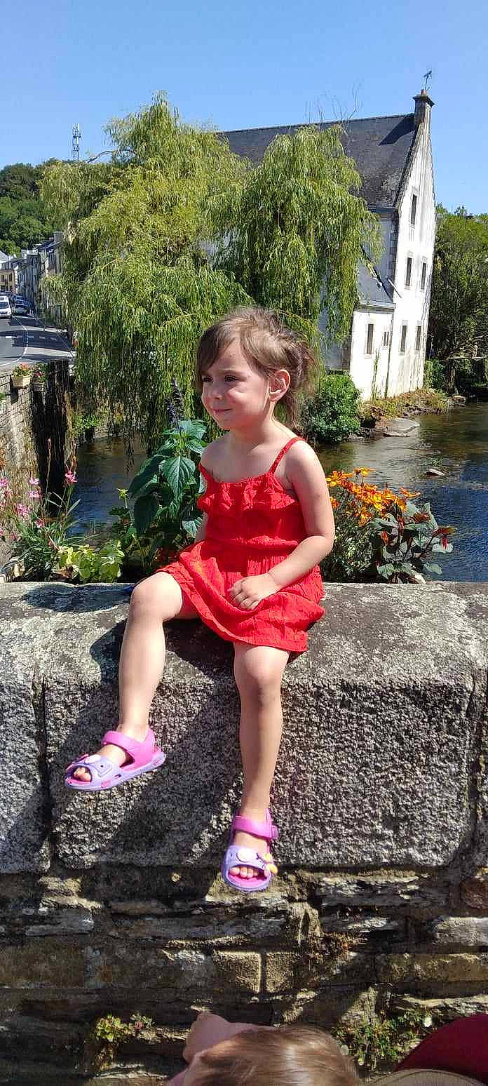 Stella a rejoint le concours — aidez-le/la à gagner de superbes lots ! baby_toddler_clothing, botany, building, day_dress, dress, flower, grass, happy, house, joy, leaf, leisure, person, pink, plant, shrub, summer, thigh, toddler, tree