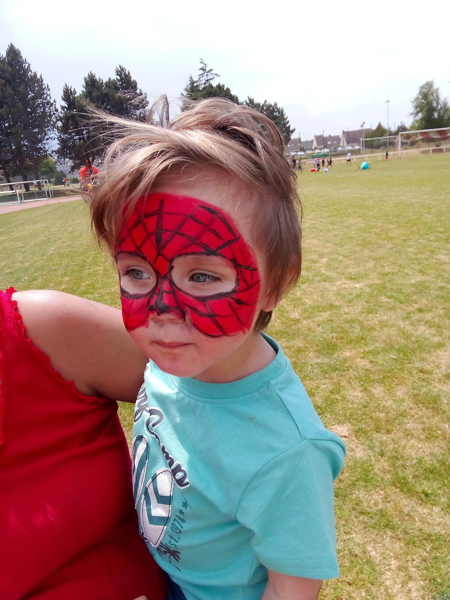 Guilio participe au concours pour gagner de l'argent avec cette photo : cool, eyewear, fictional_character, fun, grass, happy, leisure, mouth, natural_environment, person, personal_protective_equipment, plant, recreation, sitting, sky, spring, sunglasses, t_shirt, toddler, tree