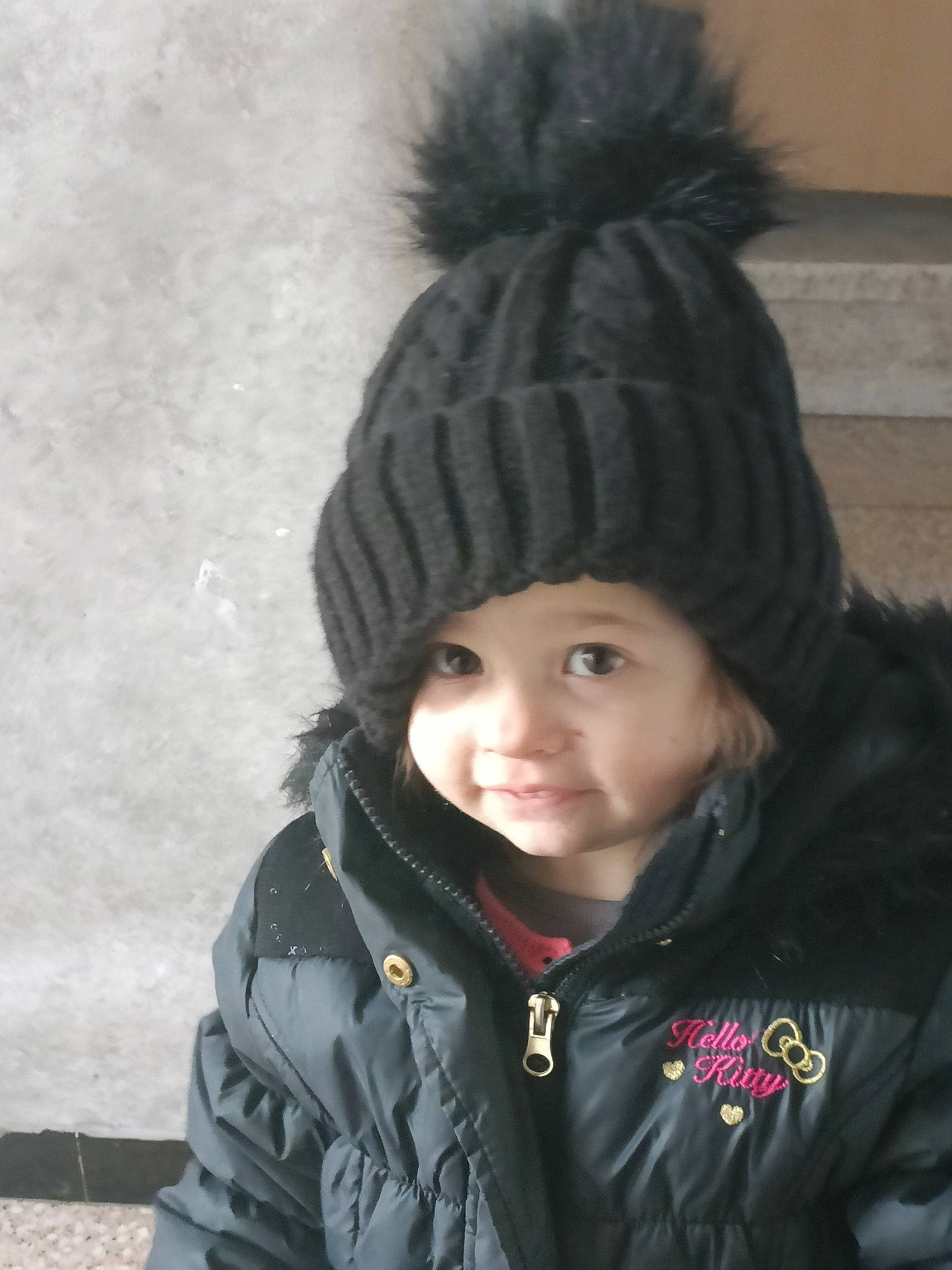 Wilena a rejoint le concours — aidez-le/la à gagner de superbes lots ! beanie, bonnet, cap, child, fashion_accessory, fun, fur, happy, headwear, hoodie, knit_cap, outerwear, person, portrait_photography, smile, toddler, windbreaker, winter, wool, woolen