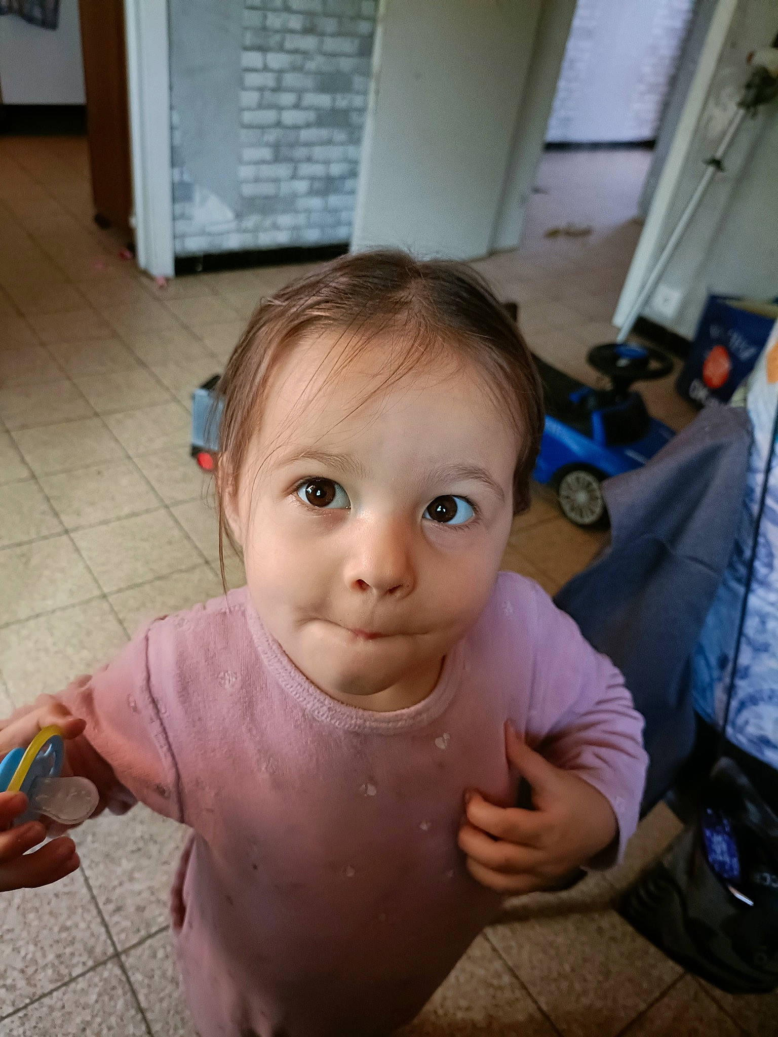 Wilena a rejoint le concours — aidez-le/la à gagner de superbes lots ! baby, backpack, bag, cheek, chin, eyebrow, finger, flooring, fun, gesture, hair, happy, iris, lip, luggage_and_bags, mouth, nose, person, skin, thumb