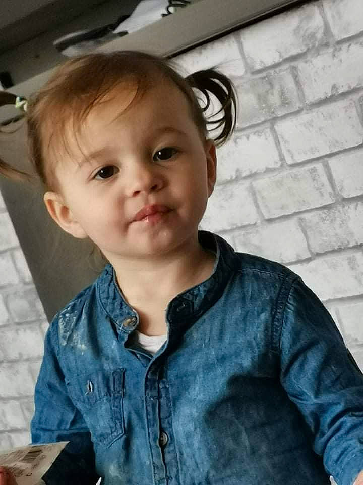 Wilena a rejoint le concours — aidez-le/la à gagner de superbes lots ! baby_toddler_clothing, beauty, cheek, child, collar, cool, denim, dress_shirt, electric_blue, eye, facial_expression, happy, iris, nose, outerwear, person, sleeve, smile, standing, t_shirt