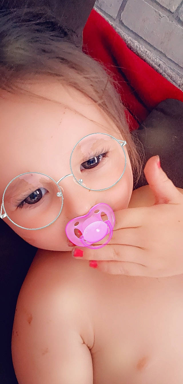 Wilena a rejoint le concours — aidez-le/la à gagner de superbes lots ! cheek, chin, ear, eye, eyebrow, eyelash, eyewear, finger, forehead, gesture, hand, head, iris, lip, mouth, nose, person, pink, skin, toy