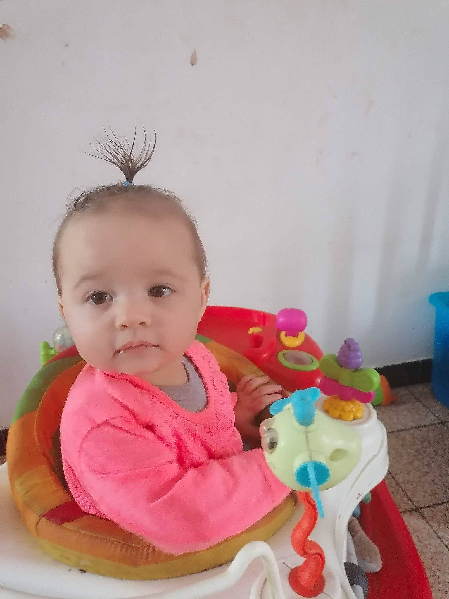 Wilena participe au concours pour gagner de l'argent avec cette photo : baby, baby_playing_with_toys, baby_products, baby_toddler_clothing, baby_toys, child, costume, costume_hat, event, fashion_accessory, fun, happy, headgear, linens, magenta, person, pink, room, sitting, sweetness