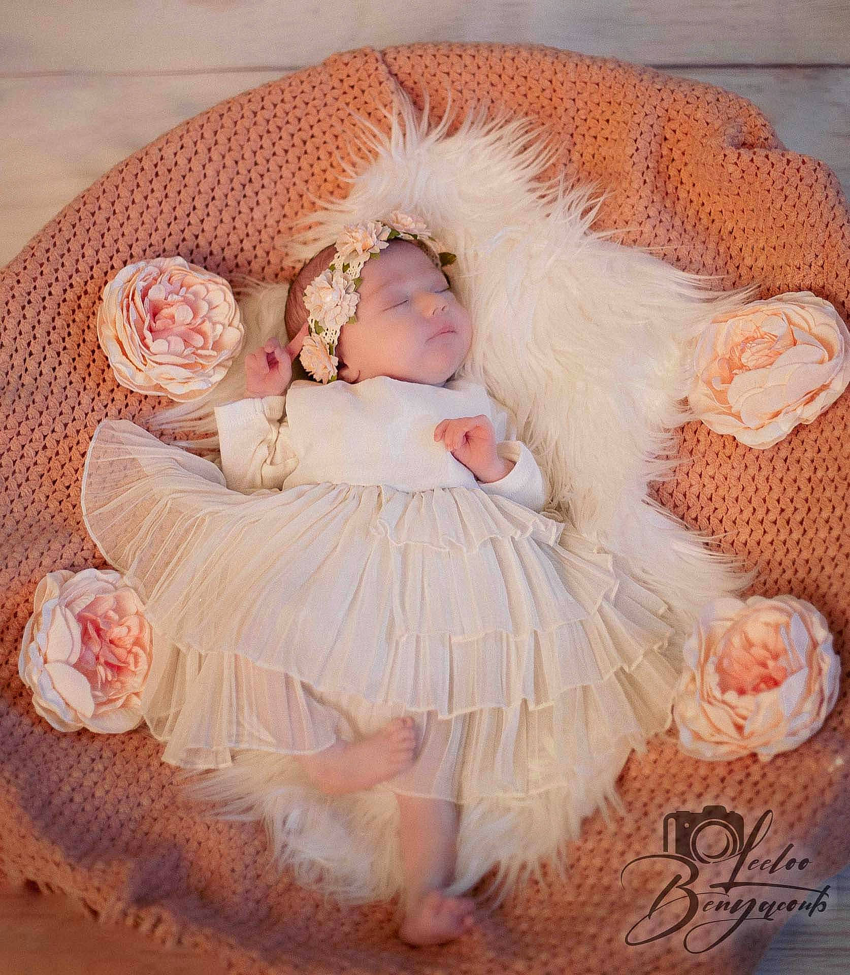 Maïna participe au concours pour gagner de l'argent avec cette photo : art, baby, baby_toddler_clothing, bridal_accessory, child, comfort, dress, embellishment, fashion_accessory, hair_accessory, headpiece, headwear, pattern, peach, person, petal, pink, plant, product, ruffle