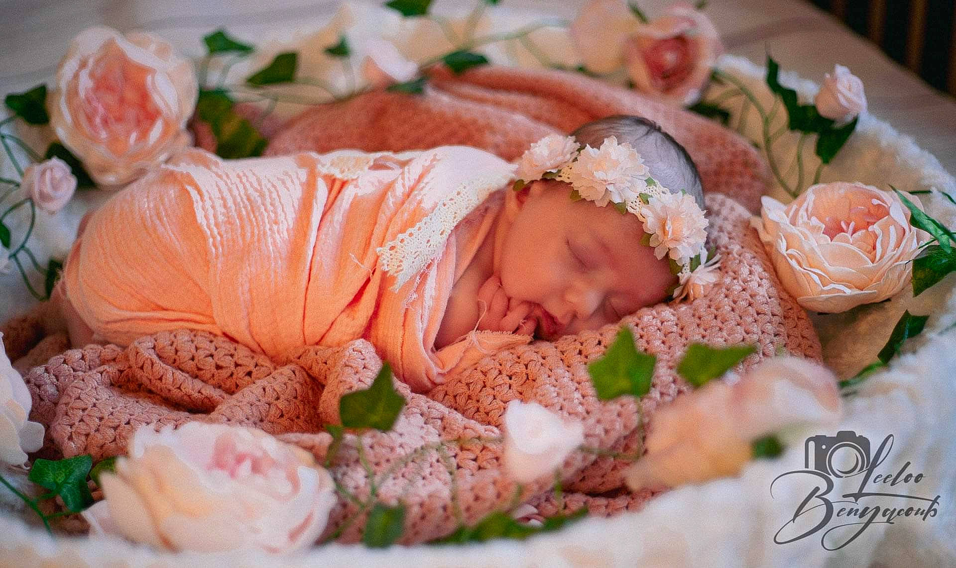 Maïna participe au concours pour gagner de l'argent avec cette photo : baby, baby_toddler_clothing, child, cuisine, dish, event, flower_arranging, food, happy, headwear, ingredient, linens, orange, peach, person, petal, pink, recipe, sweetness, tableware