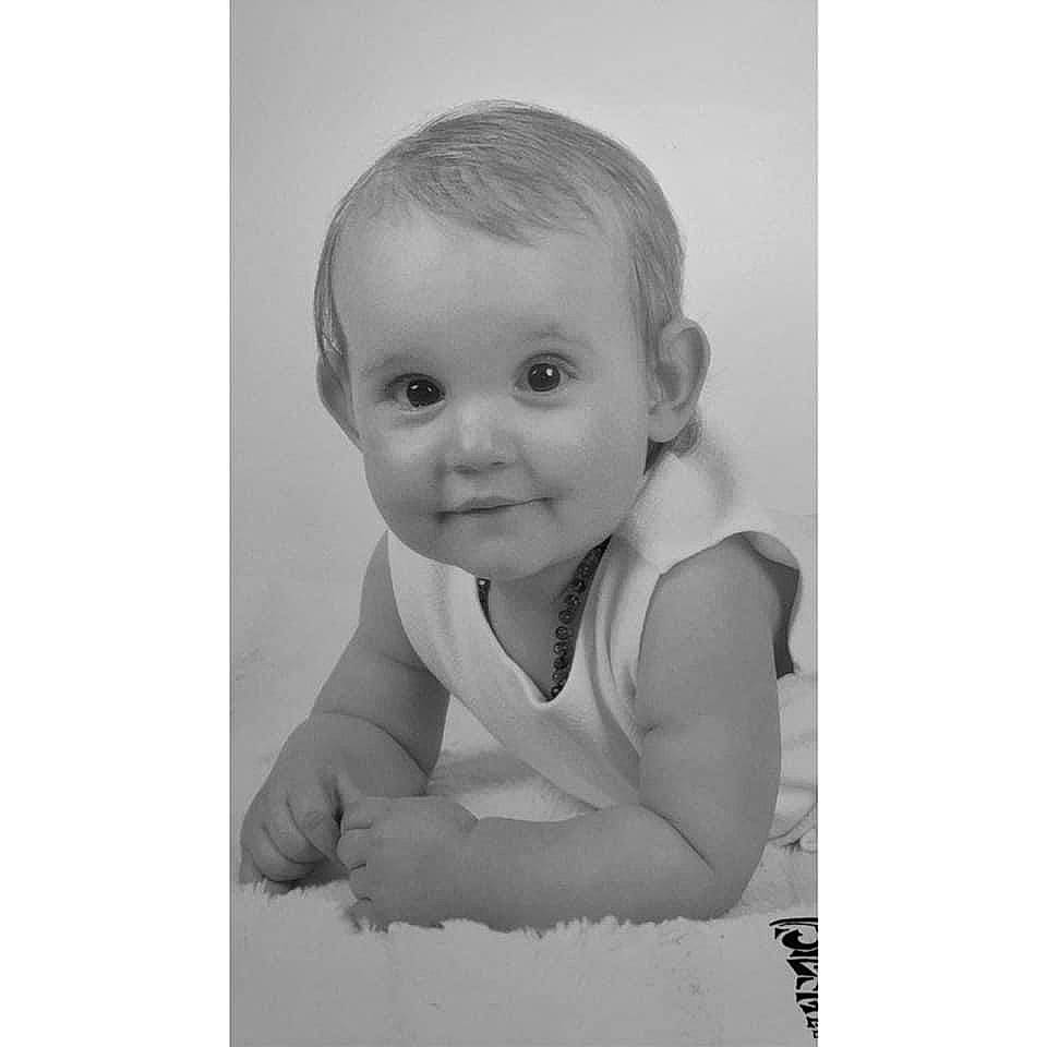 Laryssa participe au concours pour gagner de l'argent avec cette photo : baby, baby_toddler_clothing, bathing, blond, cheek, chest, child, eyebrow, eyelash, face, gesture, hair, happy, iris, jaw, neck, nose, person, sleeve, smile