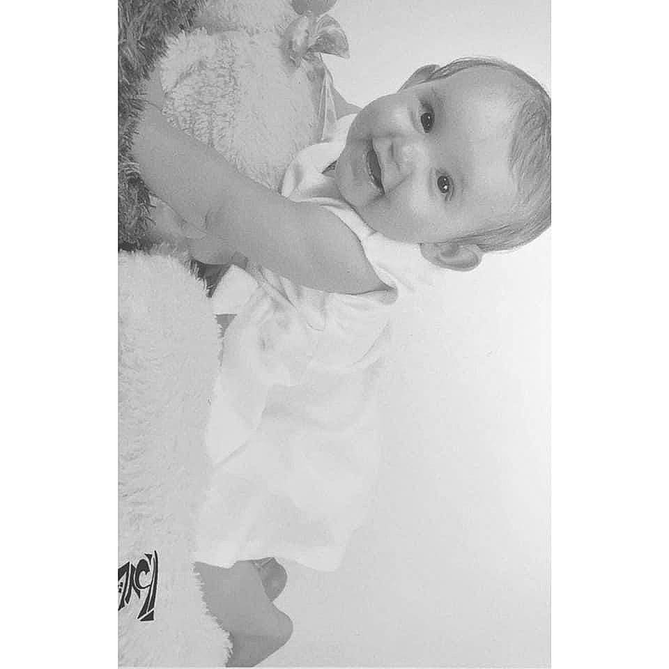Laryssa participe au concours pour gagner de l'argent avec cette photo : art, baby, baby_products, baby_toddler_clothing, child, comfort, elbow, flash_photography, font, gesture, happy, monochrome, monochrome_photography, pattern, person, sitting, sleeve, smile, stock_photography, toddler
