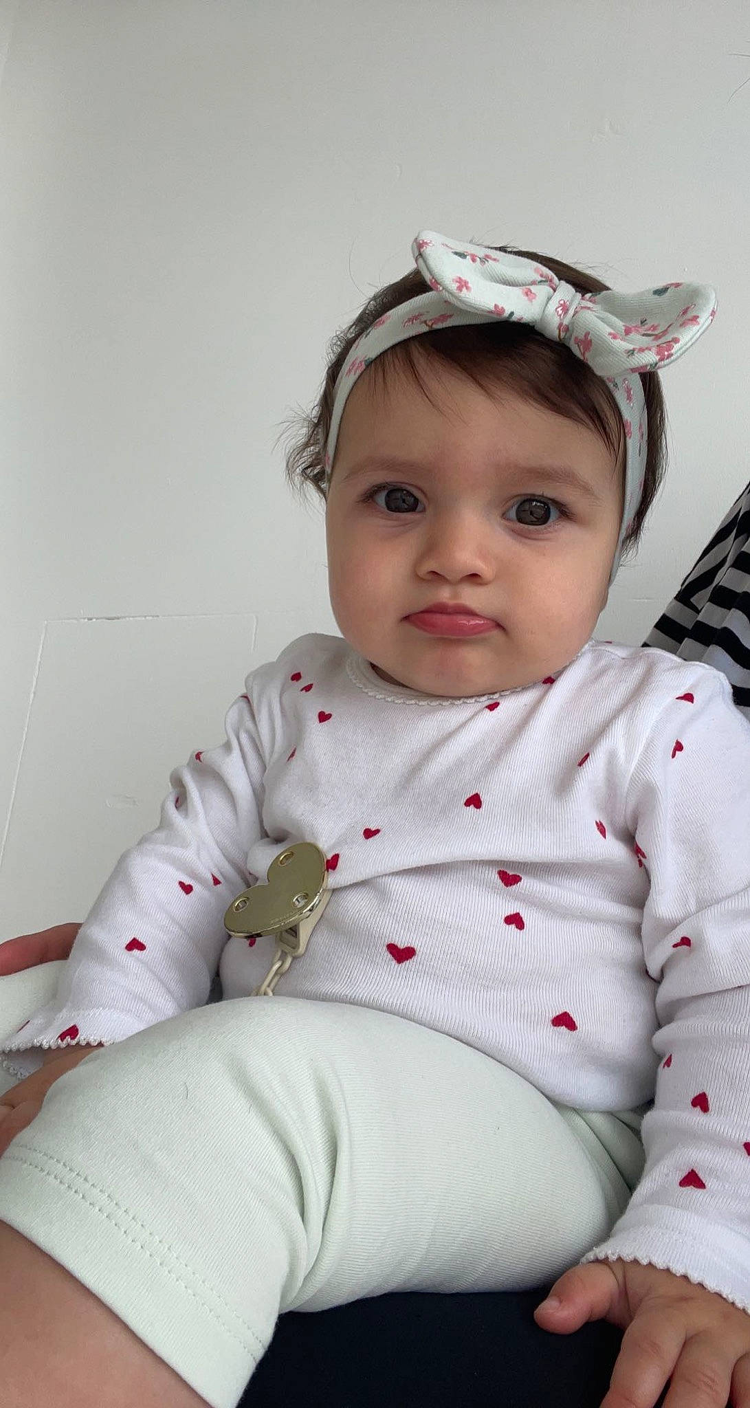 Mila a rejoint le concours — aidez-le/la à gagner de superbes lots ! baby, baby_toddler_clothing, cheek, child, collar, comfort, dress, fashion_accessory, grass, happy, head, headwear, iris, lip, neck, pattern, person, pink, sitting, skin