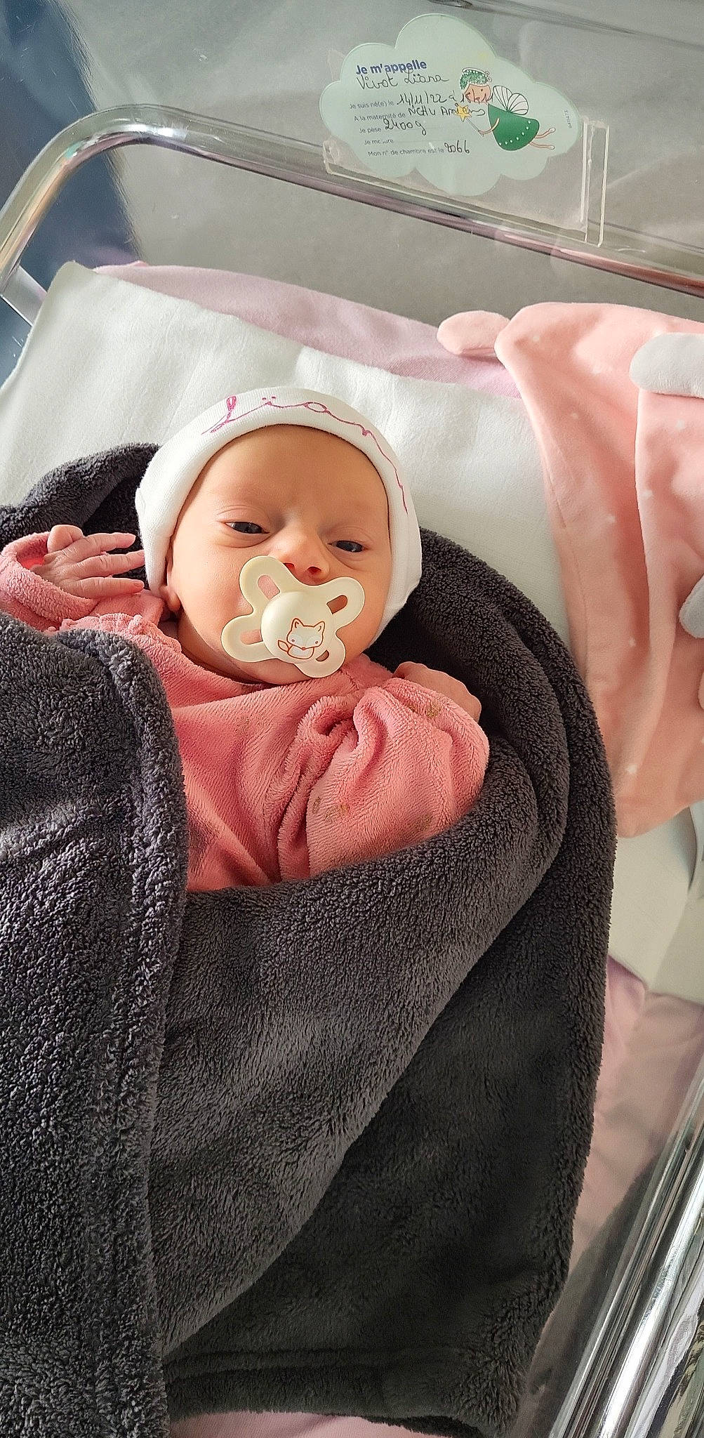 Lïana participe au concours pour gagner de l'argent avec cette photo : baby, baby_carriage, baby_in_car_seat, baby_products, baby_safety, baby_sleeping, baby_toddler_clothing, car_seat, cheek, chin, comfort, eyebrow, head, headwear, linens, mouth, person, sitting, skin, sleeve