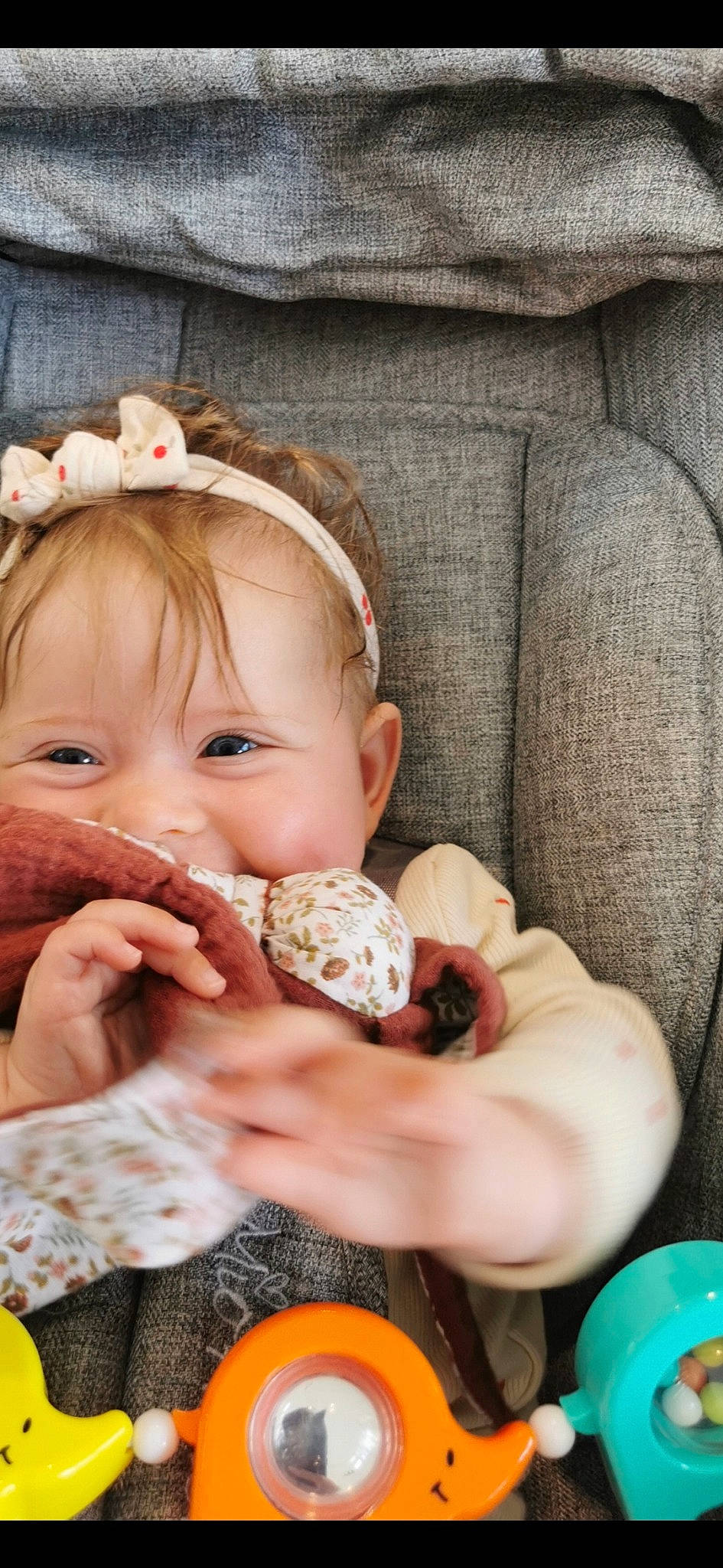 Jeanne a rejoint le concours — aidez-le/la à gagner de superbes lots ! baby, baby_toddler_clothing, cheek, child, comfort, comfort_food, couch, eye, face, finger, fruit, fun, hand, happy, nail, person, sitting, skin, sweetness, toddler