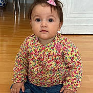 Vanessa a rejoint le concours — aidez-le/la à gagner de superbes lots ! child, toddler, baby, hair_bow, pink_bow, floral_shirt, jeans, sitting, hardwood_floor, big_eyes, portrait, hands, socks, indoor, door, chair, soccer_ball, curious_expression, cheeks, cute