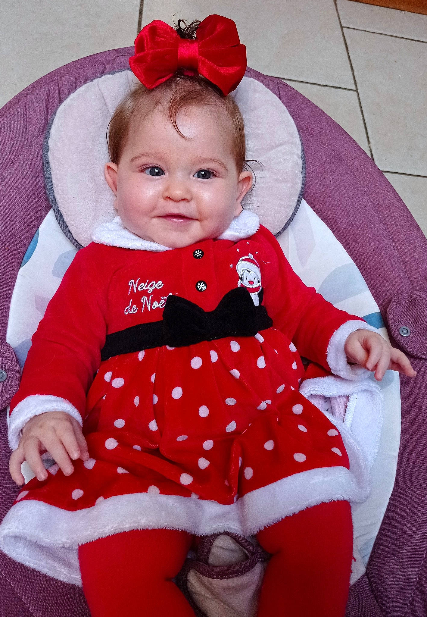 Soraya a rejoint le concours — aidez-le/la à gagner de superbes lots ! baby, baby_toddler_clothing, child, christmas, christmas_eve, collar, costume_hat, event, face, happy, human_body, joy, lap, pattern, person, pink, red, sleeve, smile, sock