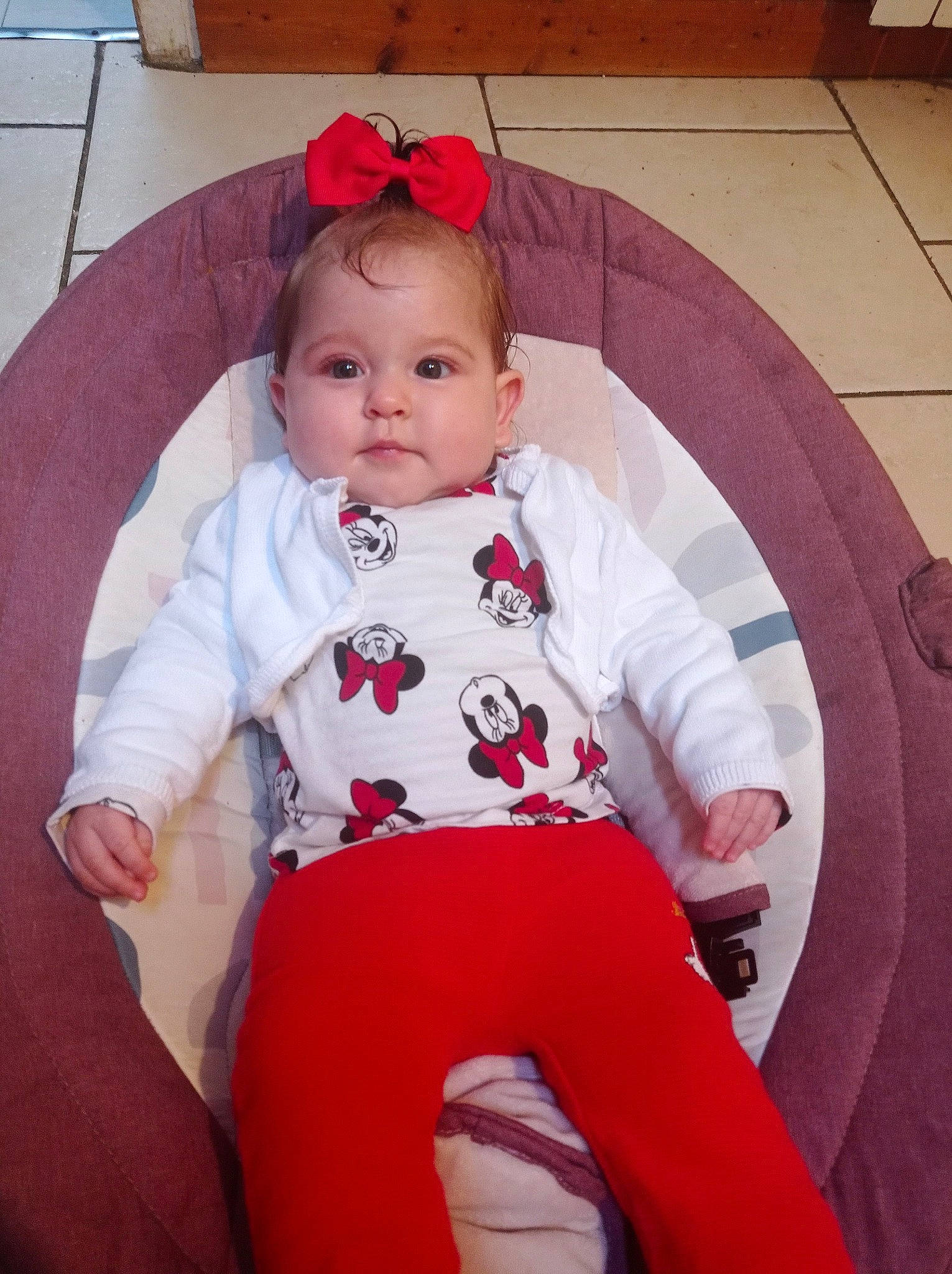 Soraya a rejoint le concours — aidez-le/la à gagner de superbes lots ! baby, baby_products, baby_toddler_clothing, carmine, chair, cheek, child, comfort, flooring, fun, human_leg, knee, lap, magenta, person, pink, sitting, skin, sleeve, thigh