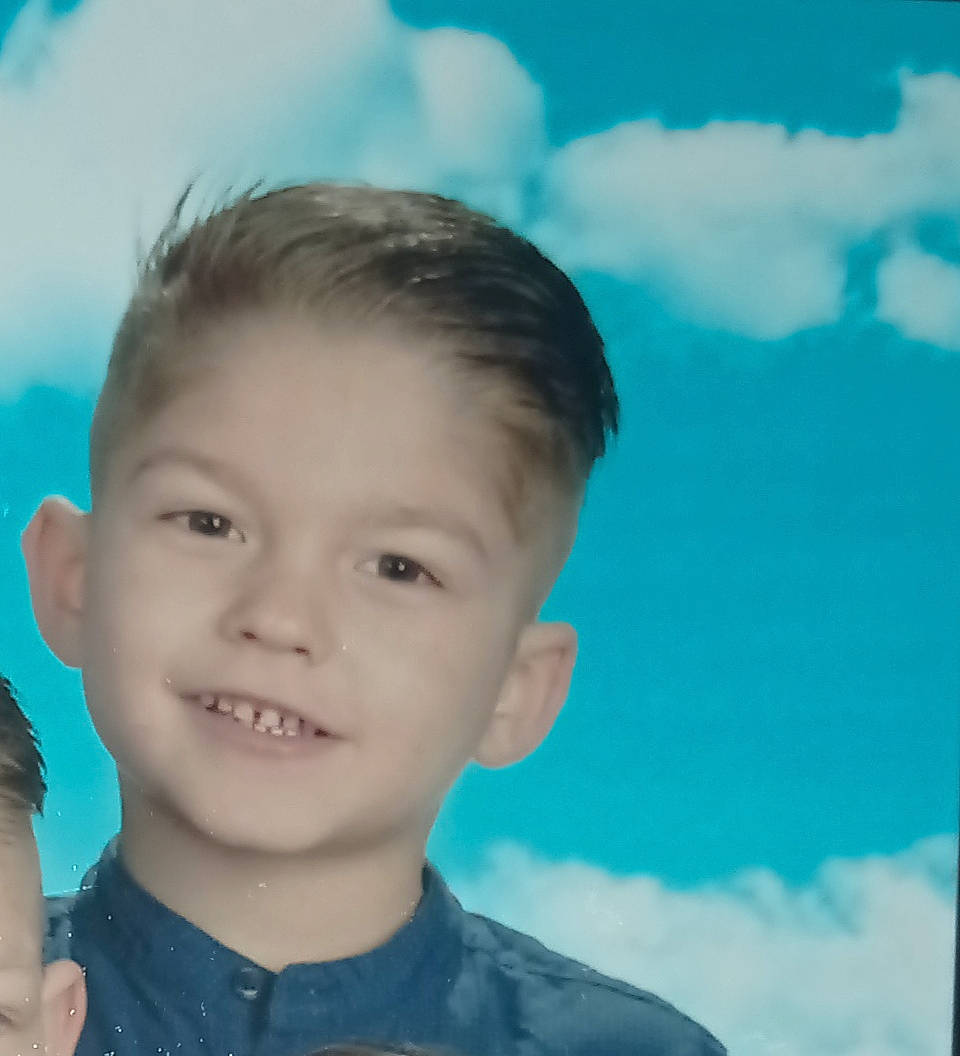 Heaven participe au concours pour gagner de l'argent avec cette photo : blue, cloud, cumulus, electric_blue, eyebrow, eyelash, flash_photography, forehead, gesture, happy, iris, jaw, joy, neck, people_in_nature, person, selfie, sky, sleeve, smile