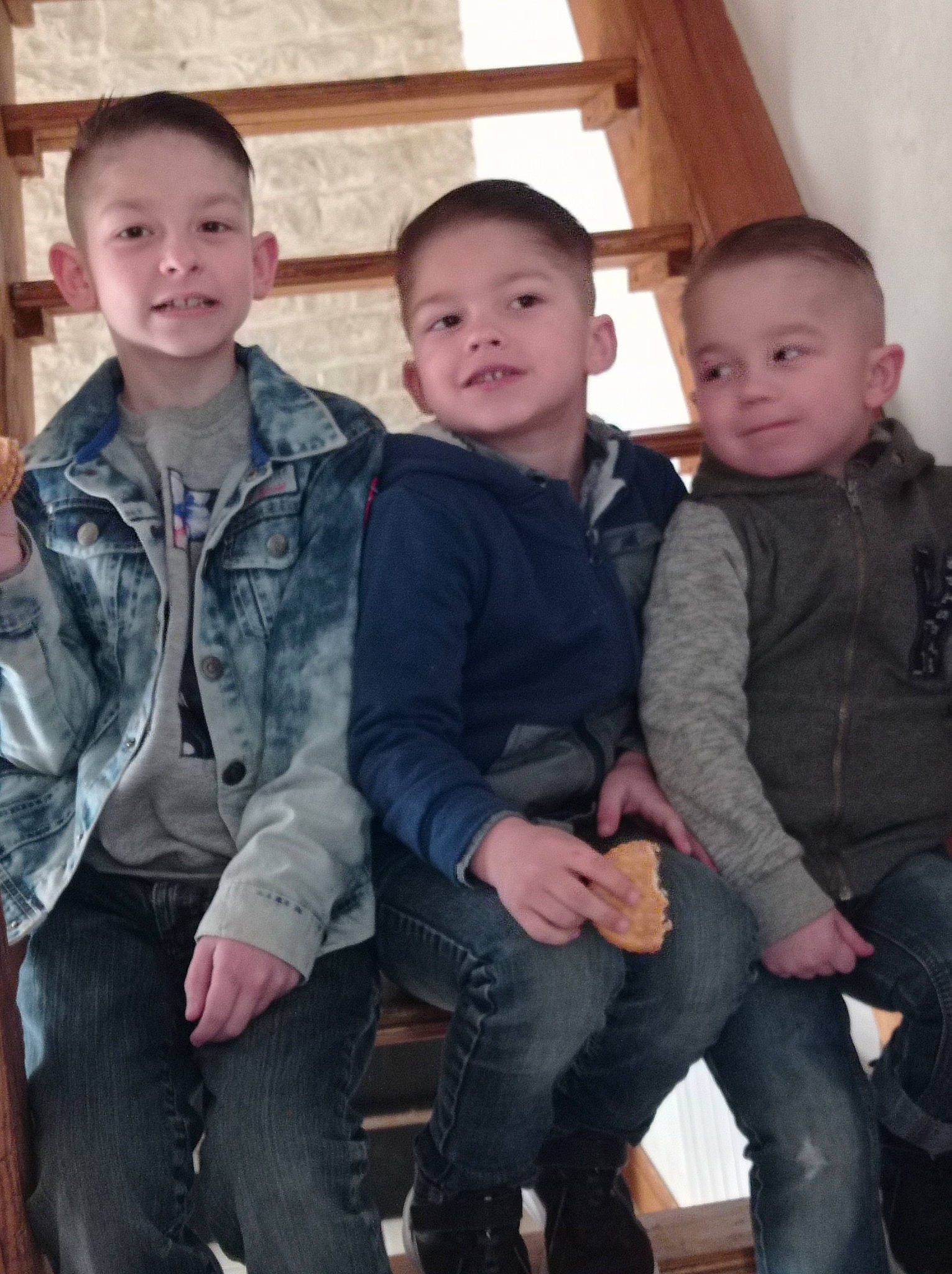 Tahïs participe au concours pour gagner de l'argent avec cette photo : child, denim, event, facial_expression, fun, gesture, hairstyle, happy, head, human, jeans, person, sitting, skin, sleeve, smile, social_group, standing, t_shirt, toddler