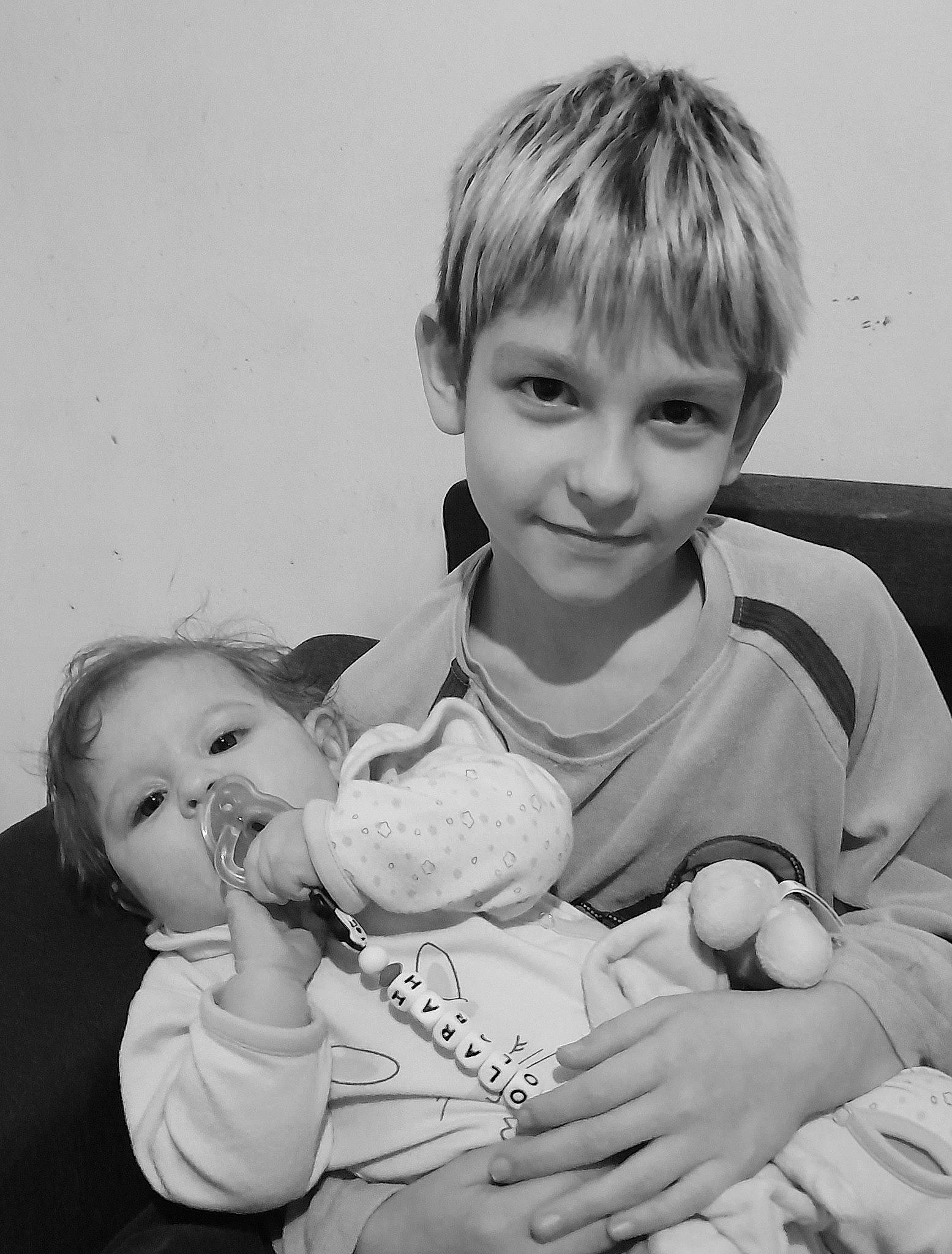 Tahïs a rejoint le concours — aidez-le/la à gagner de superbes lots ! baby, black, black_and_white, cheek, child, eye, face, finger, gesture, hand, happy, human_body, joy, mammal, monochrome, monochrome_photography, people, person, skin, smile