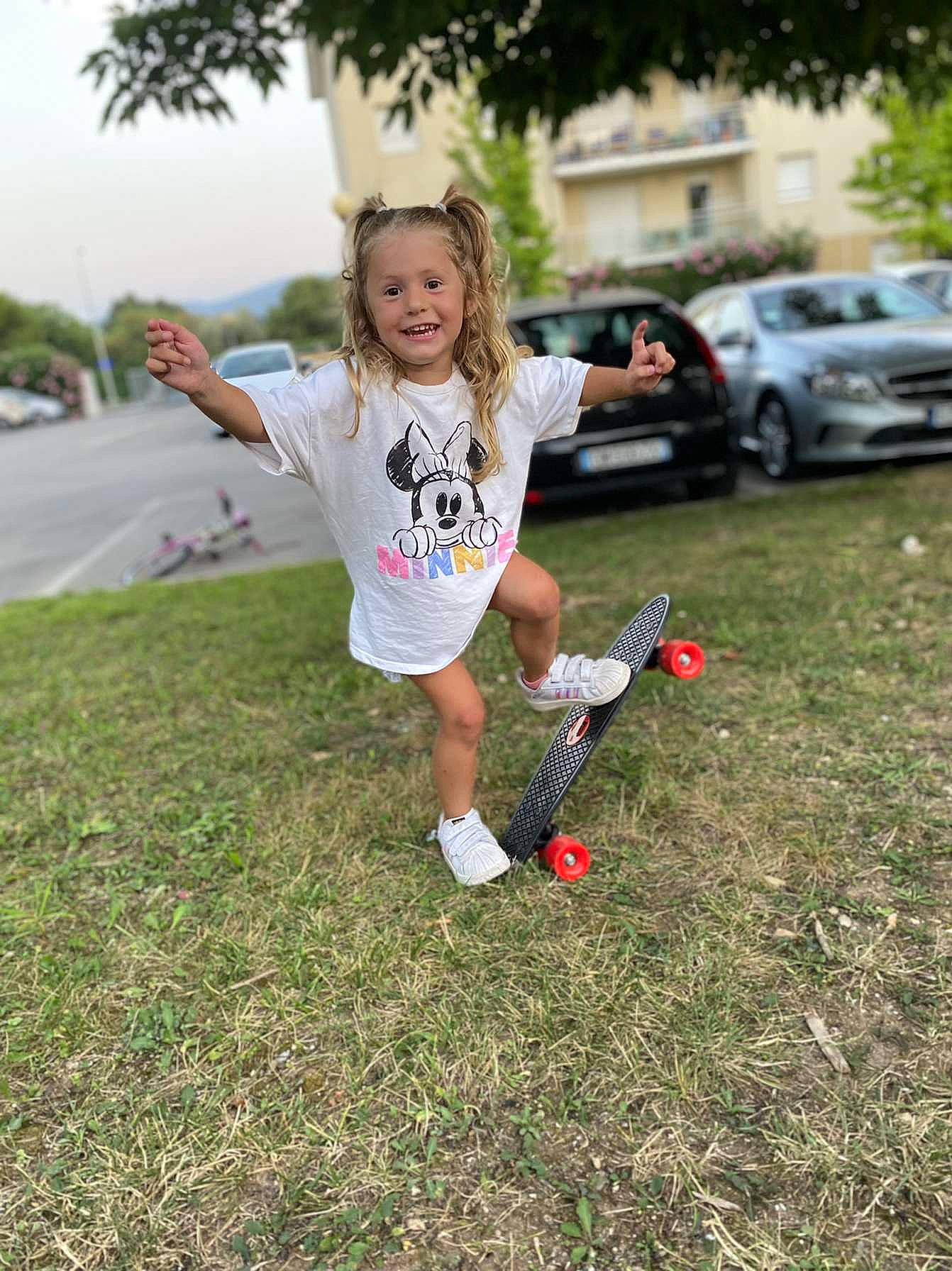 Giulia participe au concours pour gagner de l'argent avec cette photo : car, competition_event, fun, grass, grassland, happy, joy, lawn, leisure, person, plant, recreation, shorts, summer, t_shirt, tire, toddler, toy, tree, vehicle