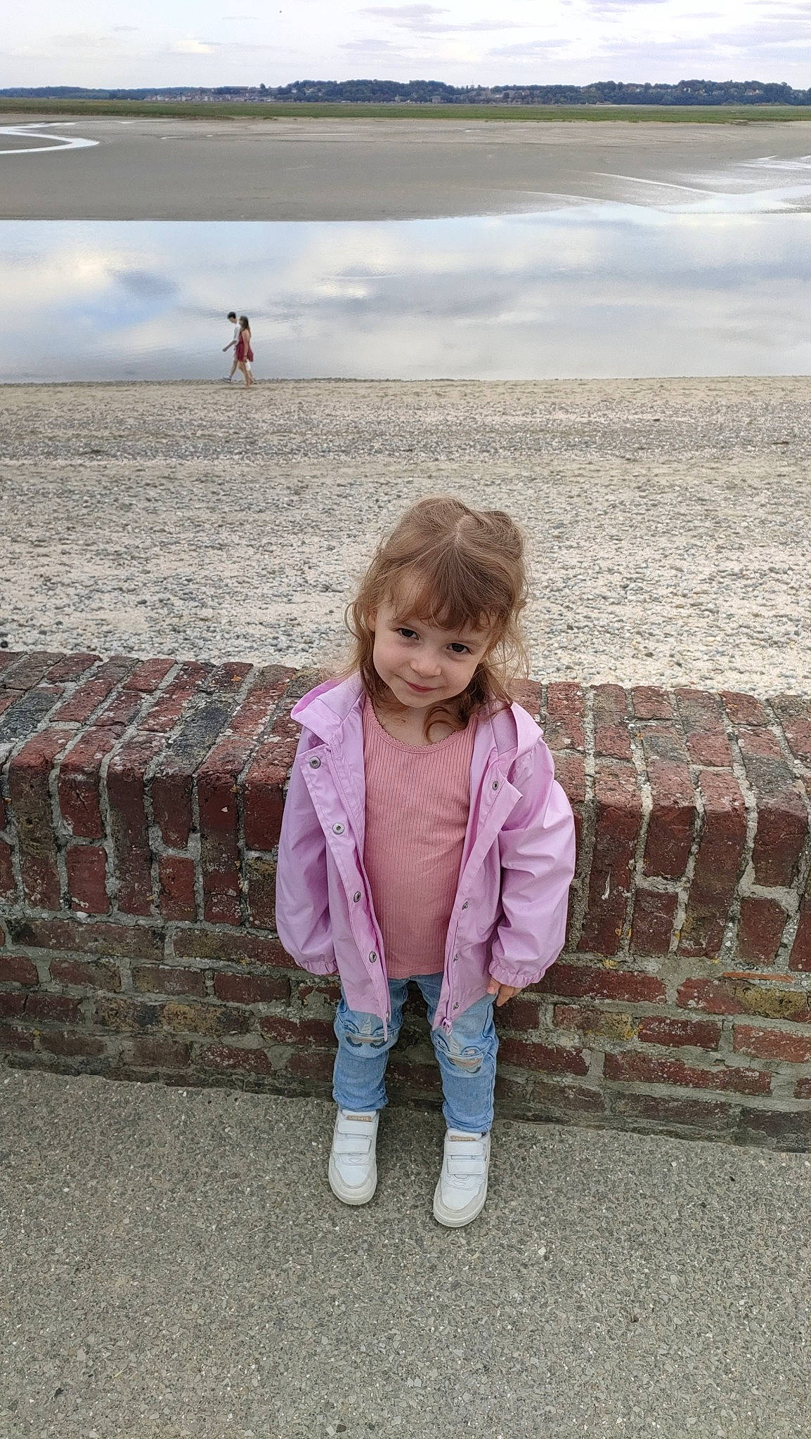 Candice participe au concours pour gagner de l'argent avec cette photo : baby_toddler_clothing, child, cloud, coast, fun, grass, happy, horizon, joy, leisure, magenta, ocean, pattern, people_in_nature, person, pink, sitting, sky, toddler, tourism