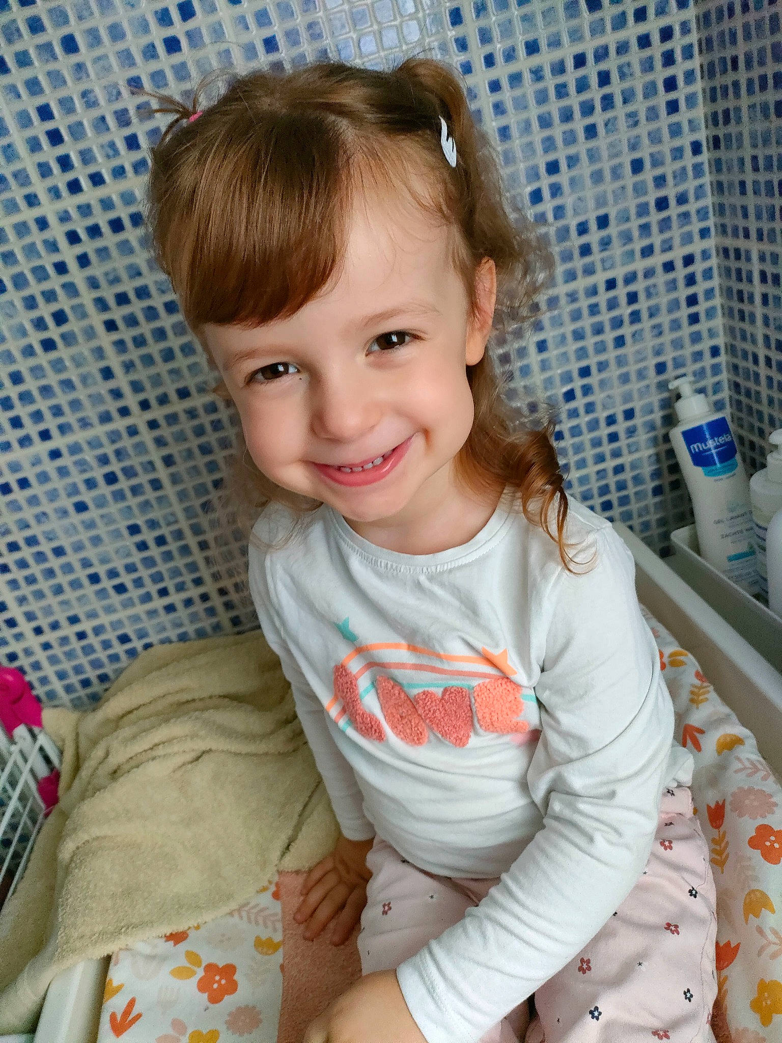 Candice a rejoint le concours — aidez-le/la à gagner de superbes lots ! baby_toddler_clothing, cheek, child, comfort, eye, face, facial_expression, flooring, fun, hair, hairstyle, happy, head, iris, joy, neck, person, skin, sleeve, smile