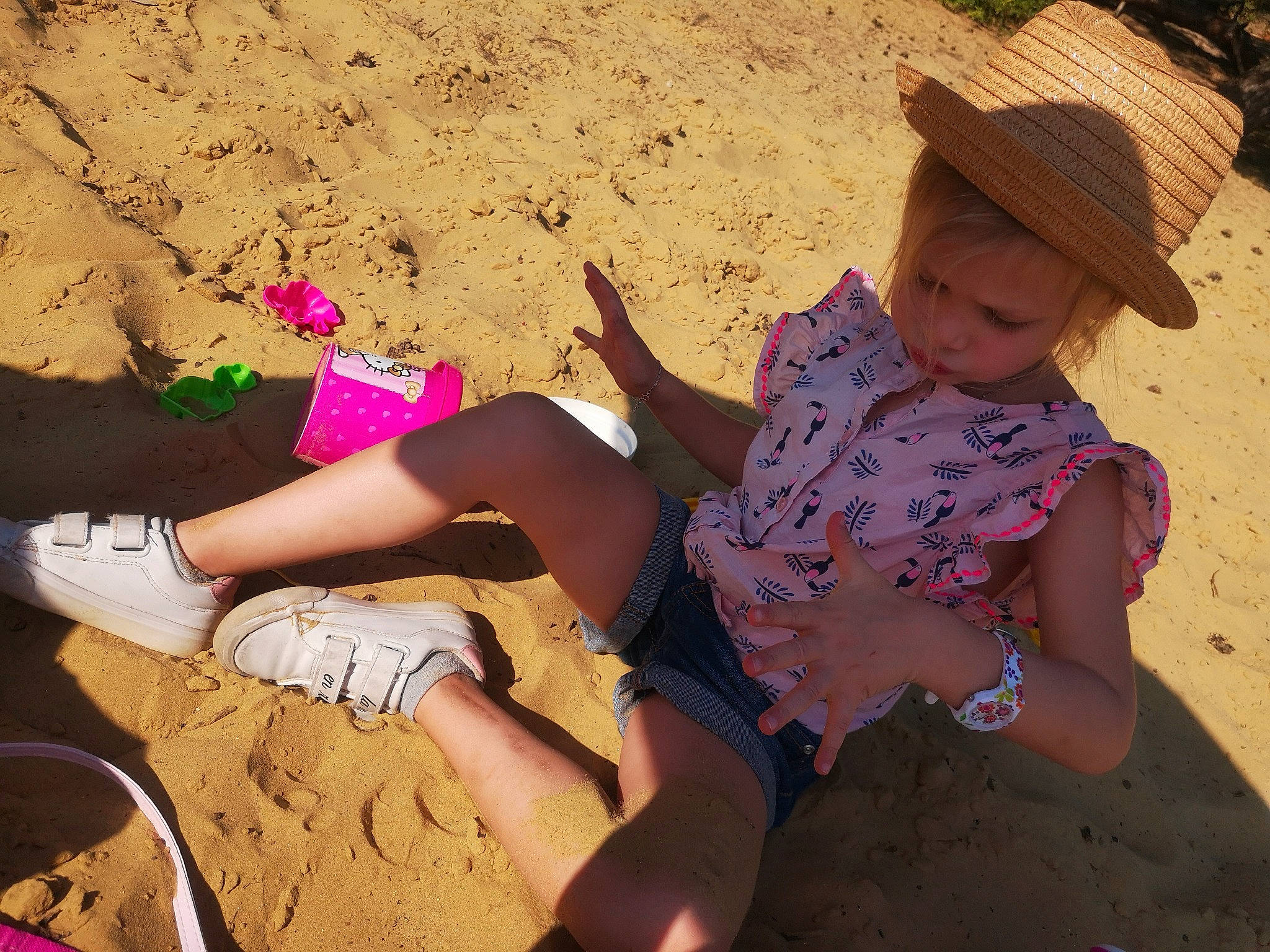 Orlane a rejoint le concours — aidez-le/la à gagner de superbes lots ! adaptation, child, fawn, fun, hat, headgear, landscape, leg, person, sand, sitting, summer, sun_hat, sun_tanning, vacation