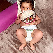Ilyess a rejoint le concours — aidez-le/la à gagner de superbes lots ! baby, diaper, couch, container, strawberries, food, child, indoor, hair, curly_hair, skin, foot, hand, face, pillow, blanket, plastic, sitting, relaxing, home