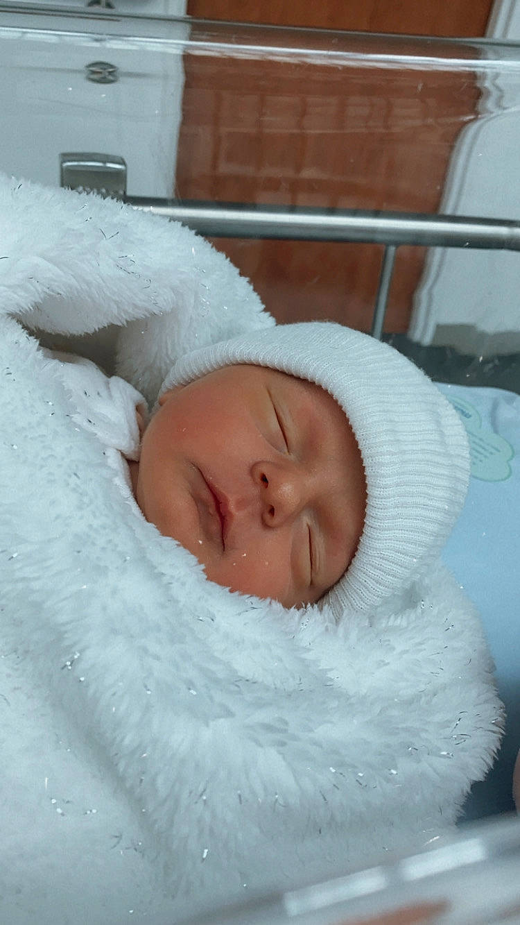 Cassy participe au concours pour gagner de l'argent avec cette photo : baby, baby_safety, baby_sleeping, baby_toddler_clothing, bedtime, cheek, child, comfort, eye, face, freezing, fur, headgear, headwear, linens, nap, person, portrait_photography, sleep, snow