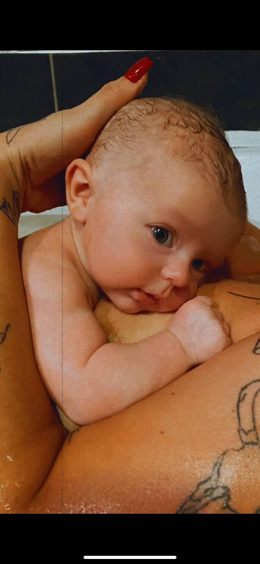 Cassy a rejoint le concours — aidez-le/la à gagner de superbes lots ! arm, baby, cheek, chin, ear, eye, eyebrow, eyelash, forehead, hand, joint, lip, mouth, muscle, neck, nose, organ, person, shoulder, skin