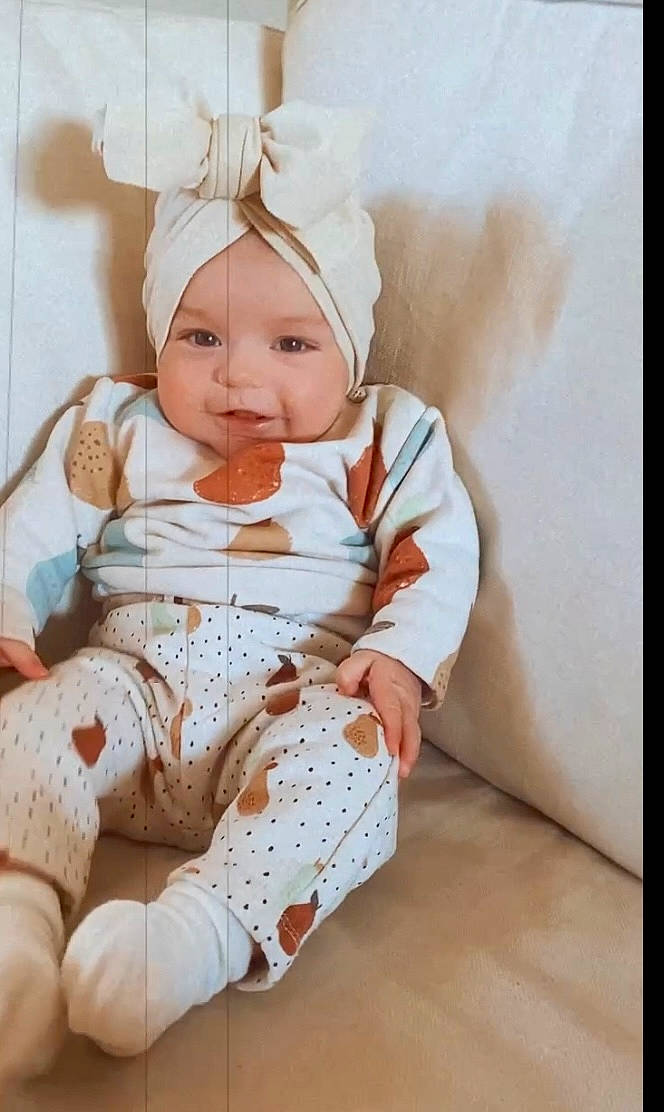 Cassy a rejoint le concours — aidez-le/la à gagner de superbes lots ! baby, baby_toddler_clothing, cap, child, comfort, eye, fashion_accessory, fur, happy, hat, head, headband, headwear, pattern, peach, person, portrait_photography, sitting, skin, sleeve