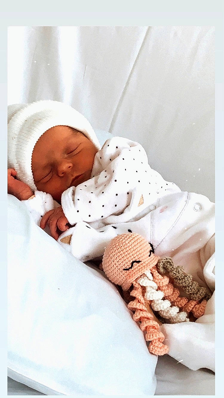 Cassy participe au concours pour gagner de l'argent avec cette photo : baby, baby_products, baby_safety, baby_sleeping, baby_toddler_clothing, beanie, bedding, bedtime, cap, child, comfort, headgear, linens, nap, pattern, person, product, room, skin, sleeve