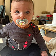 Ana a rejoint le concours — aidez-le/la à gagner de superbes lots ! baby, blanket, child, clothing, curious, cute, face, floor, furniture, hair, heart_pattern, home, indoor, pacifier, person, portrait, sitting, sock, table, toy