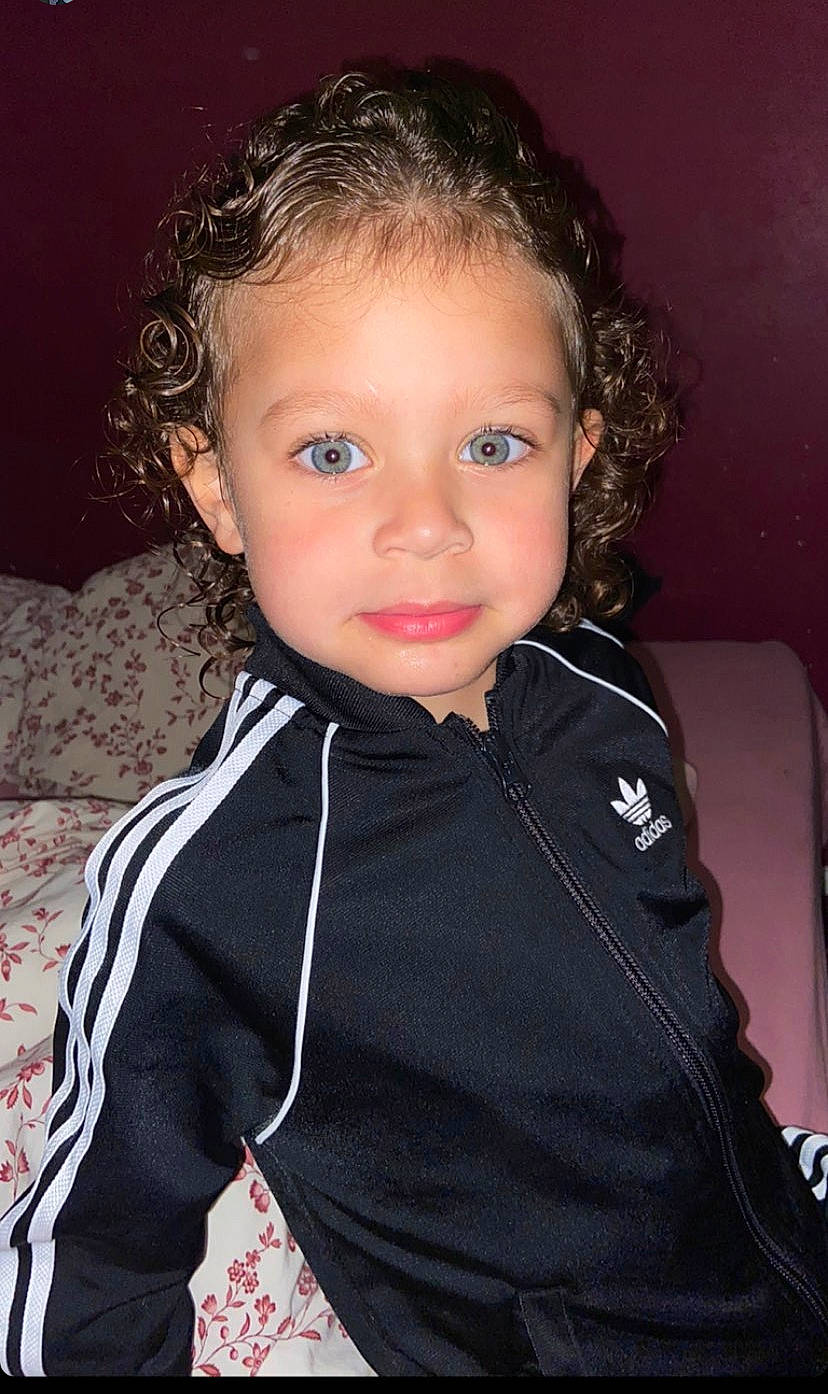 Leyan a rejoint le concours — aidez-le/la à gagner de superbes lots ! baby_toddler_clothing, beauty, black_hair, cheek, child, eyebrow, eyelash, flash_photography, fun, hairstyle, happy, human_body, iris, joy, lip, nose, organ, person, skin, sleeve