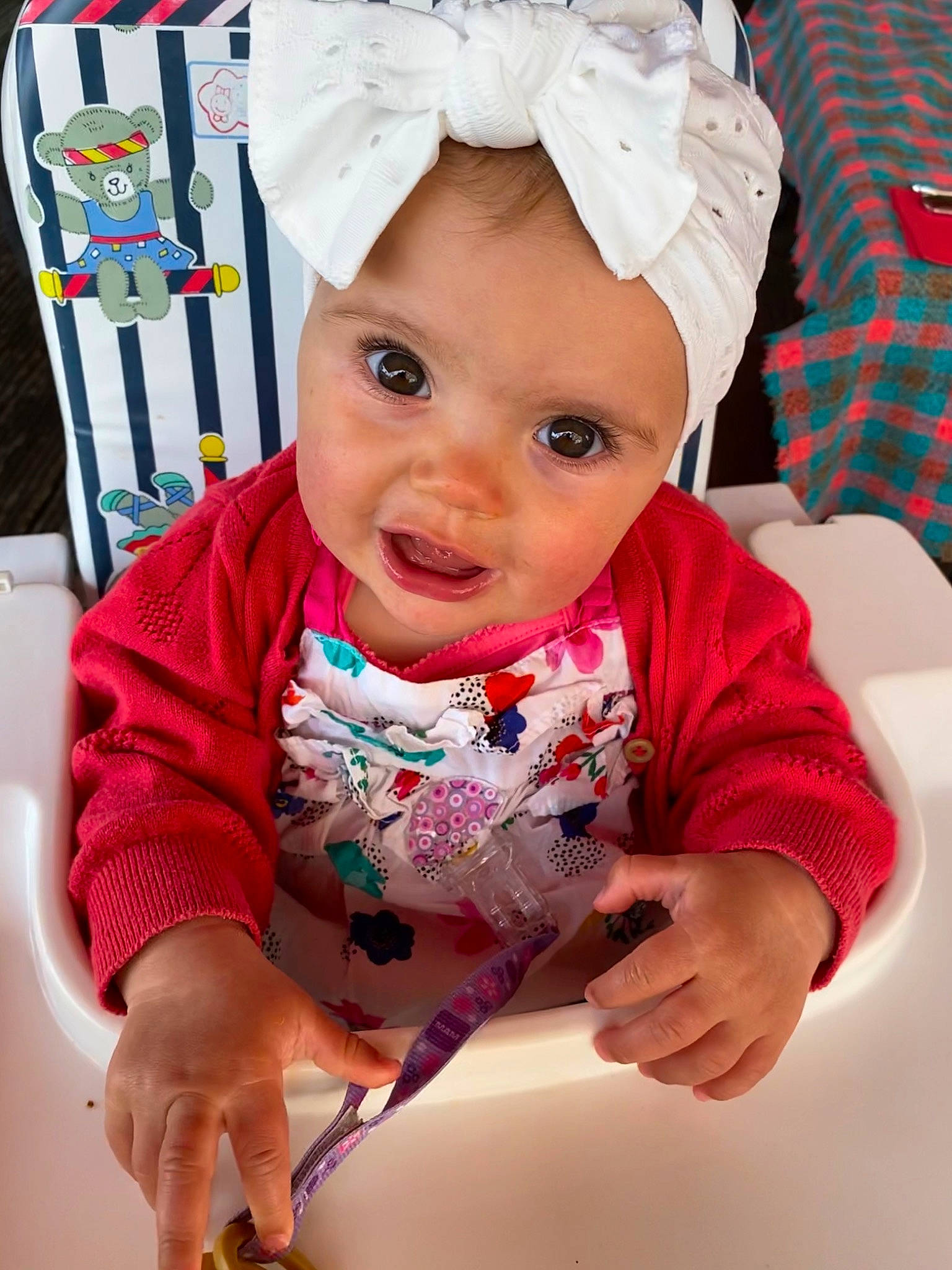 Olympe a rejoint le concours — aidez-le/la à gagner de superbes lots ! baby, baby_products, baby_toddler_clothing, bonnet, cheek, child, hair_accessory, head, headgear, headwear, lip, person, play, skin, smile, toddler