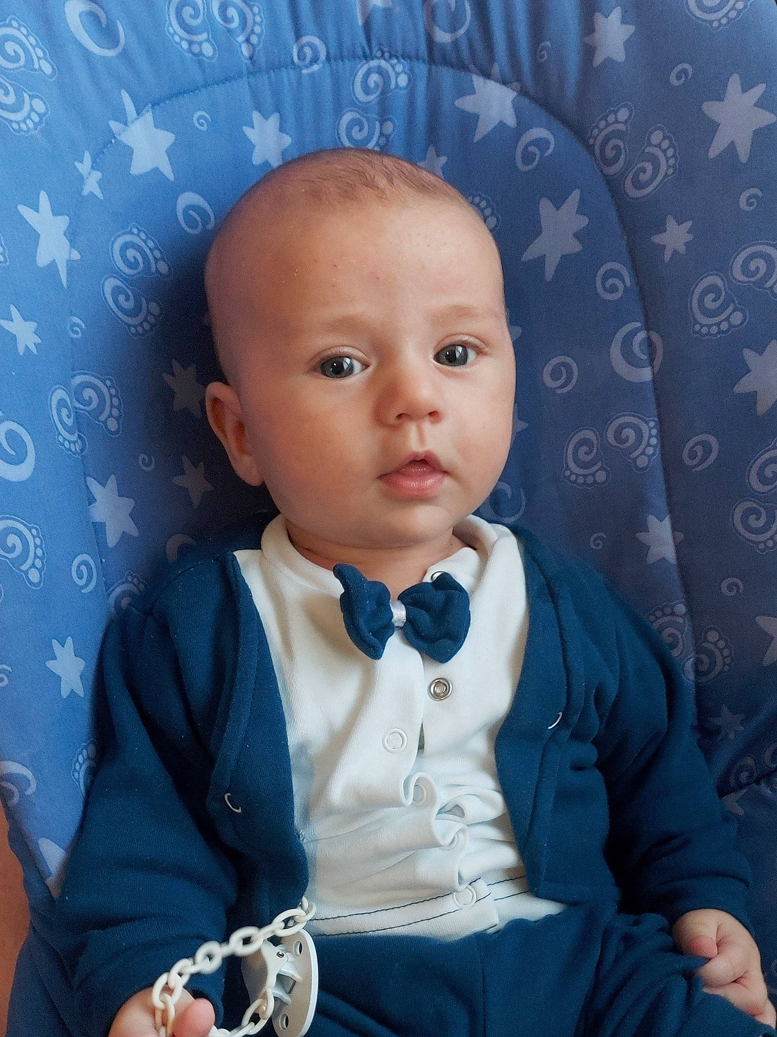 Damian a rejoint le concours — aidez-le/la à gagner de superbes lots ! baby, blue, cheek, child, person, sitting, toddler