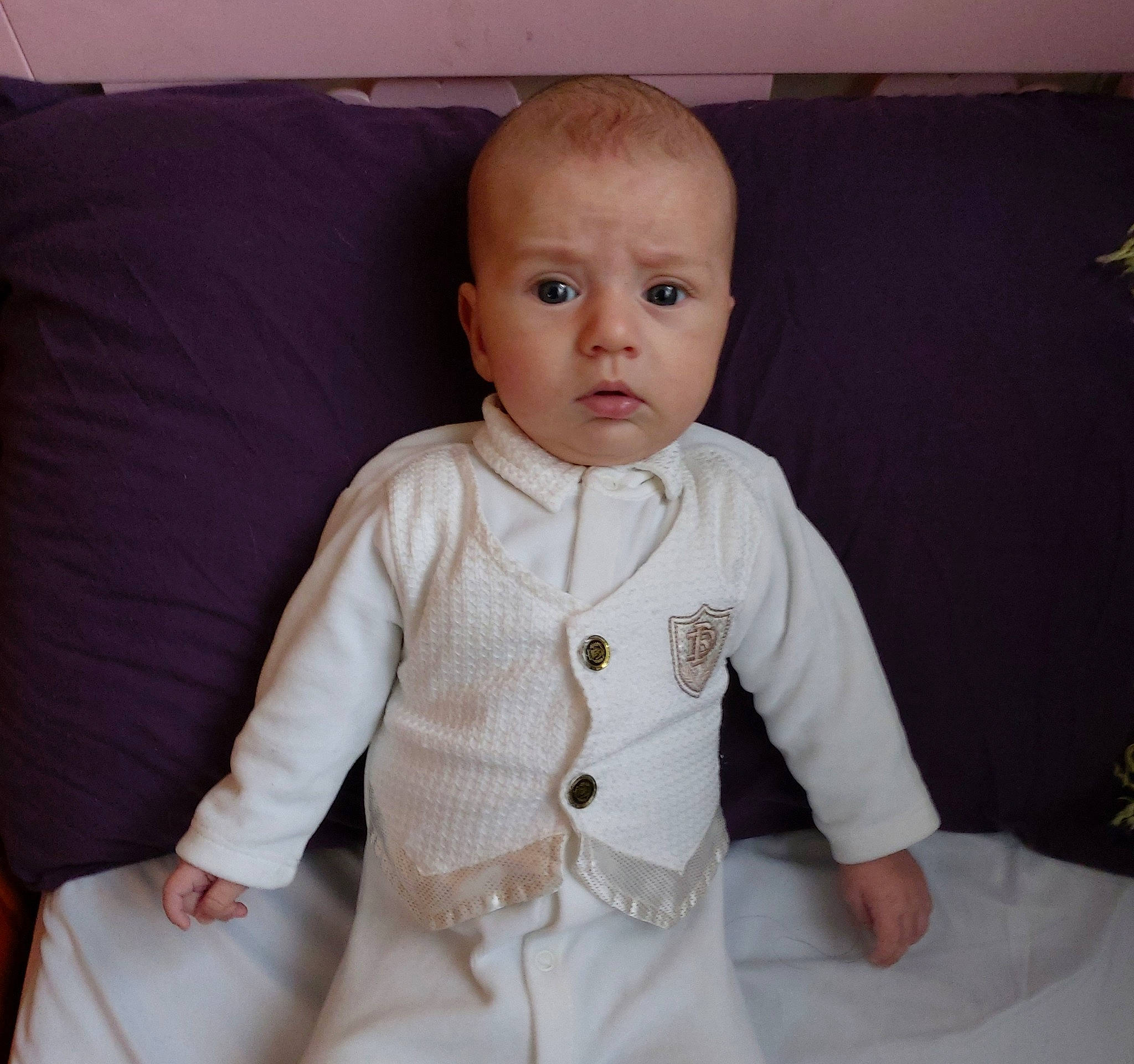 Damian a rejoint le concours — aidez-le/la à gagner de superbes lots ! baby, baby_toddler_clothing, cheek, child, eye, face, forehead, head, jacket, lip, outerwear, person, product, skin, sleeve, suit, toddler, top, white