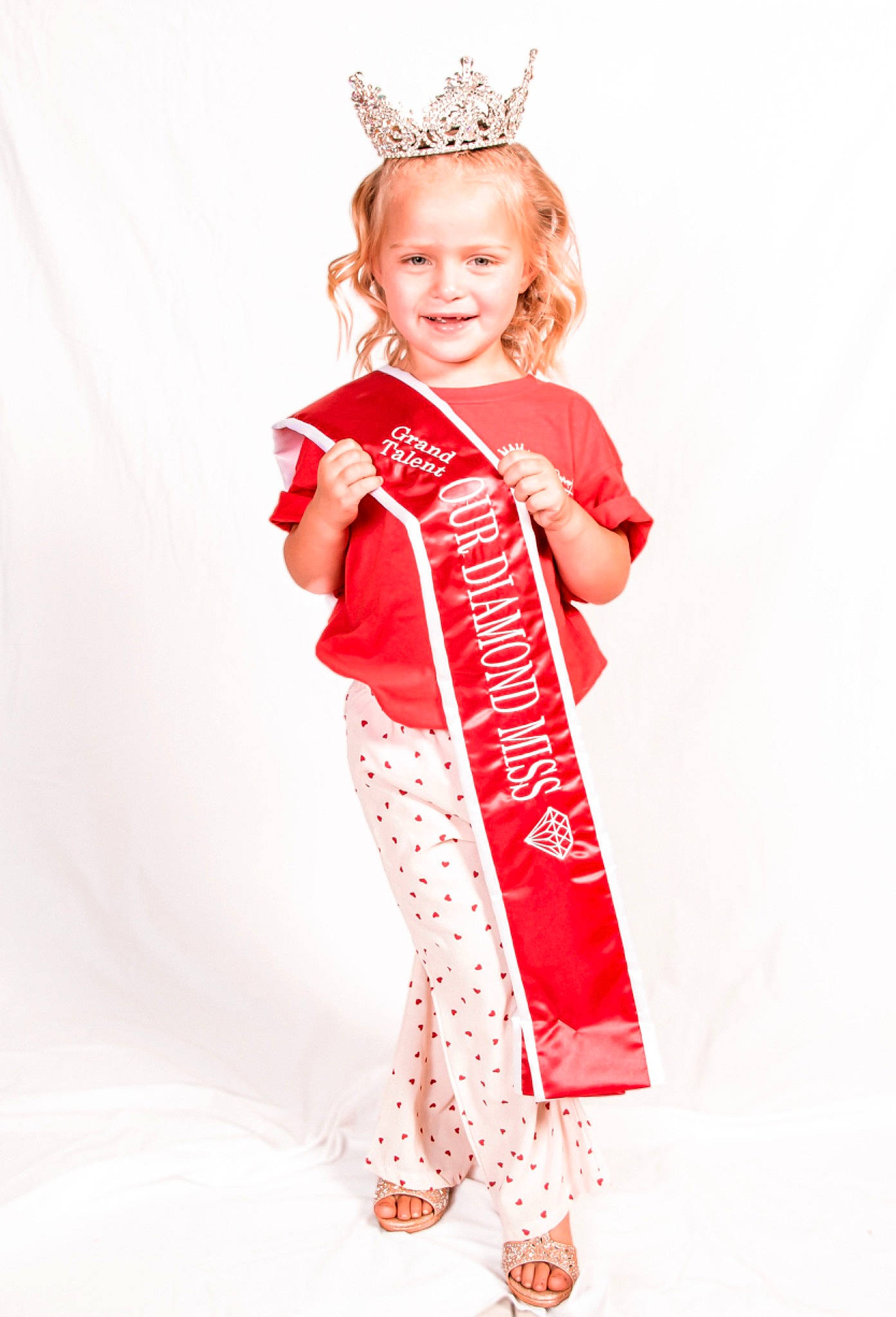 Alize joined the competition — help win amazing prizes! arm, child, costume_design, event, face, fashion_accessory, fashion_design, fashion_model, formal_wear, fun, happy, headpiece, jewellery, joy, pattern, peach, person, personal_protective_equipment, sleeve, smile