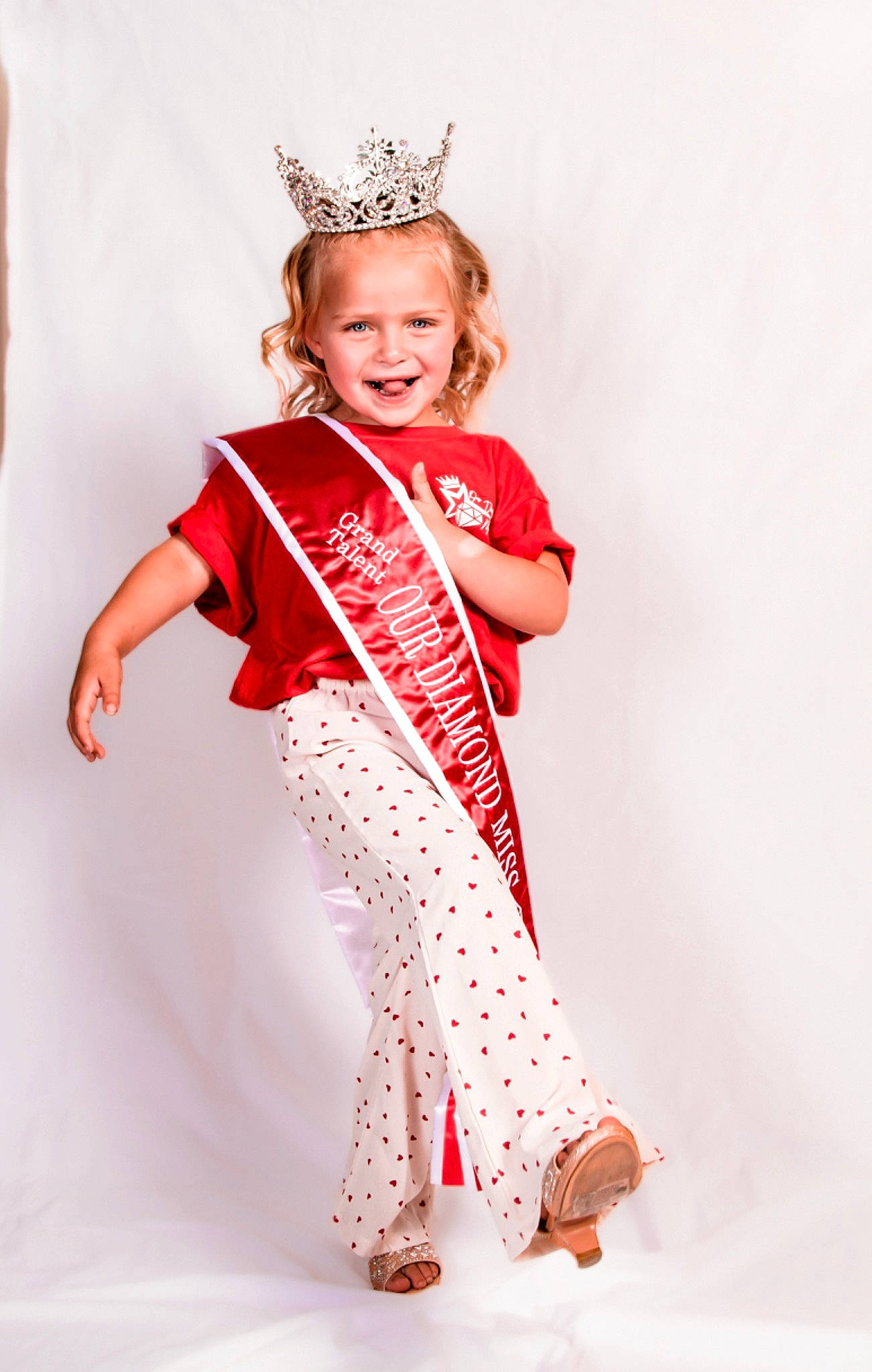 Alize is registered to the contest to win money with this photo: baby_toddler_clothing, child, costume, crown, event, fashion_accessory, fashion_design, happy, headband, headgear, headpiece, jewellery, joy, one_piece_garment, pattern, peach, person, sleeve, smile, tiara