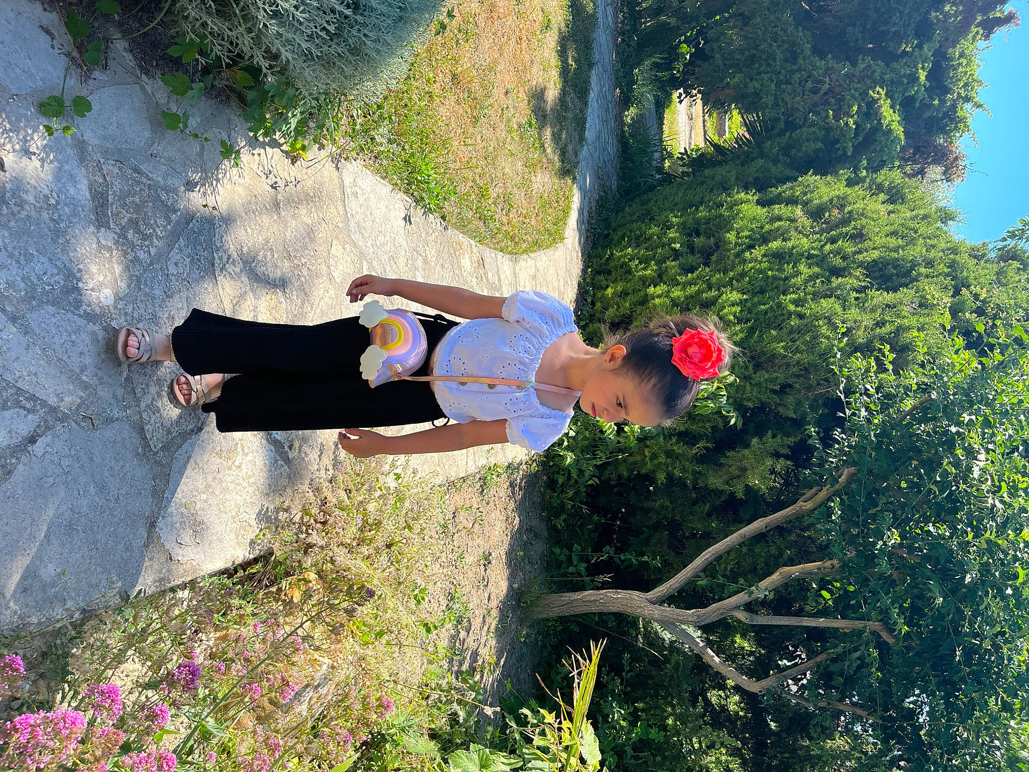 Shanna a rejoint le concours — aidez-le/la à gagner de superbes lots ! adventure, fun, garden, grass, happy, human_leg, knee, landscape, leisure, people_in_nature, person, plant, recreation, shadow, shrub, soil, tints_and_shades, tree, waist