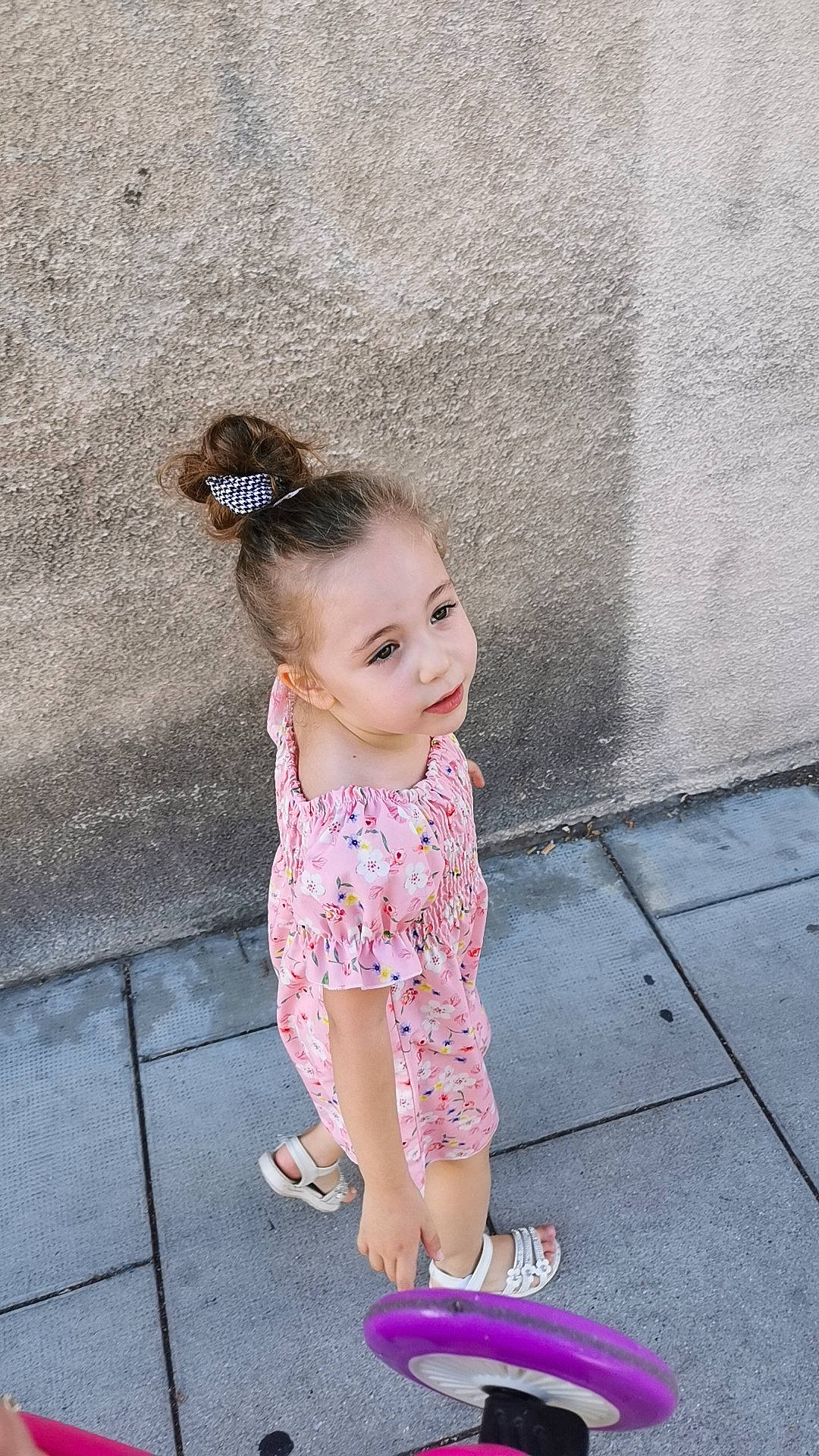 Melhina Chaddaoui a rejoint le concours — aidez-le/la à gagner de superbes lots ! asphalt, baby_toddler_clothing, child, dress, eye, grass, hair, happy, magenta, pattern, person, pink, play, road_surface, sitting, skin, sleeve, smile, standing, street_fashion